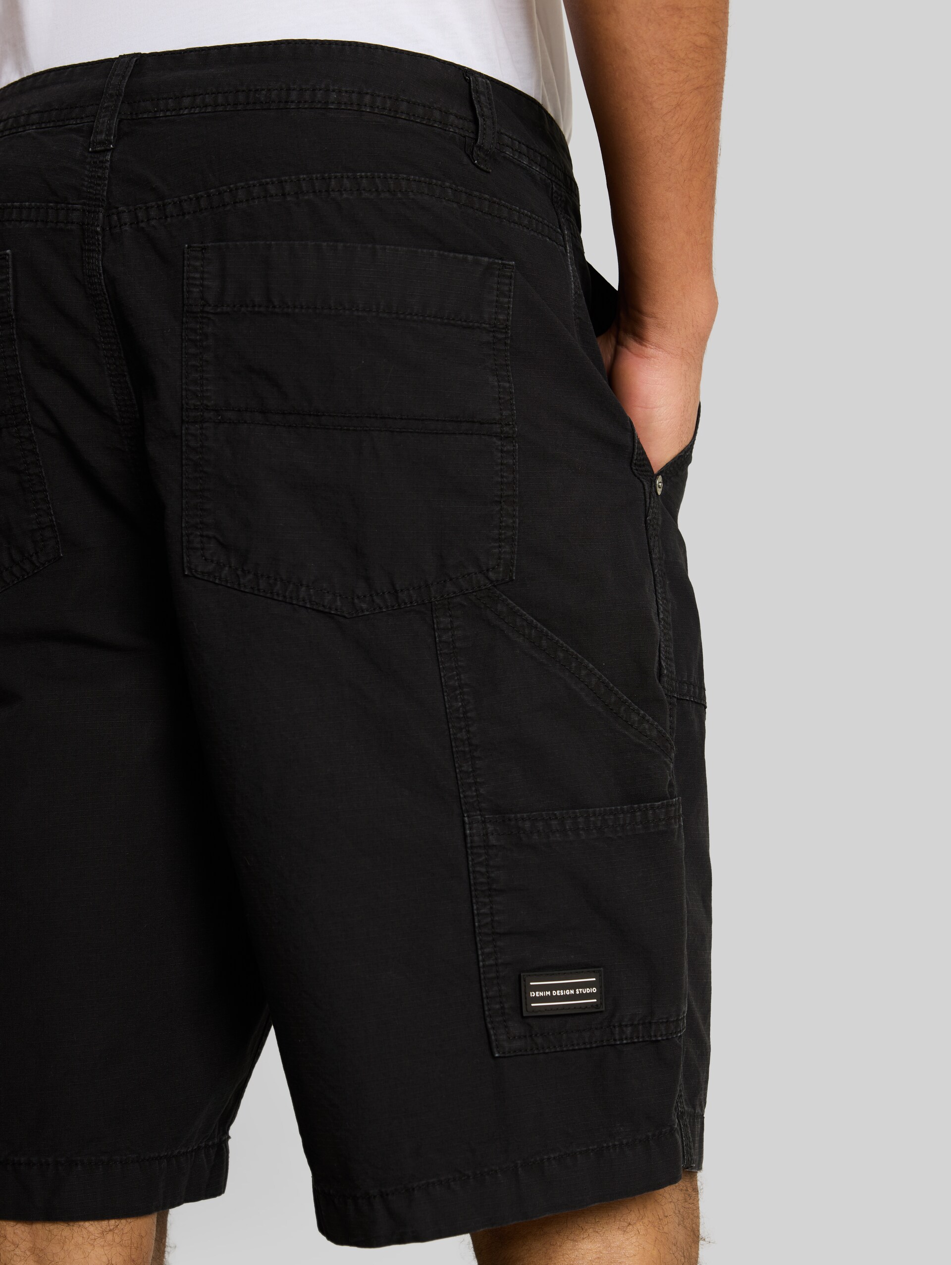 TTLOOSE Carpenter shorts - Black - Detail model view