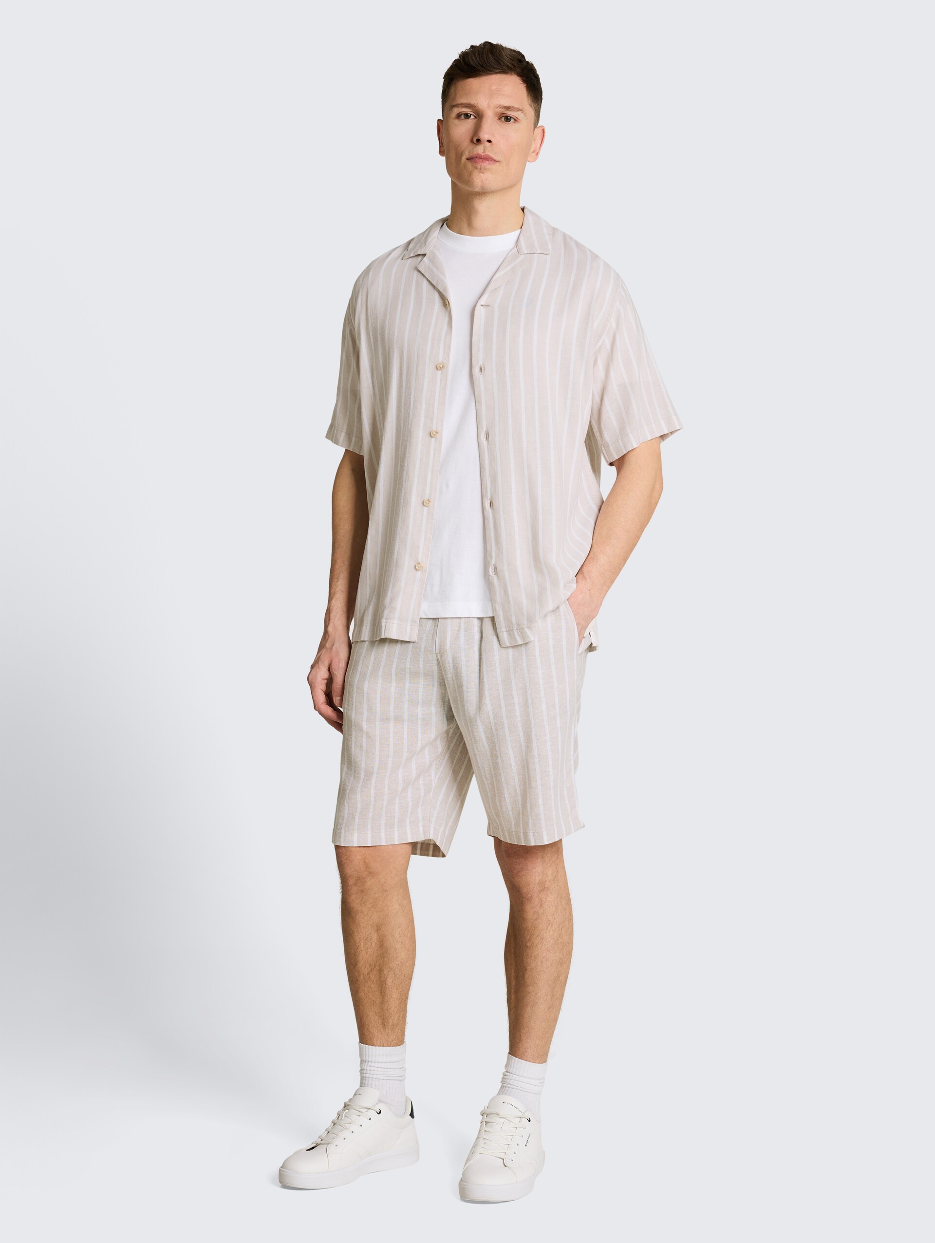 TTRELAXED Shorts mit Leinenanteil - muted grey stripe - Model-Vorderansicht