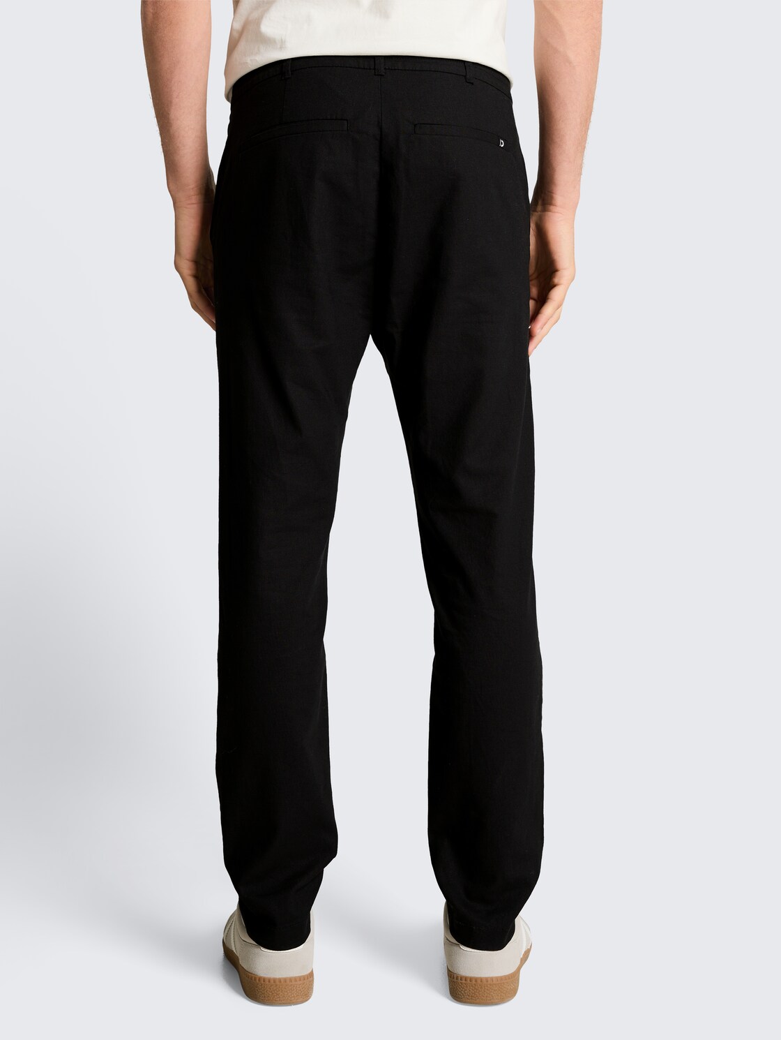 TTTAPERED Relaxed Chino Hose mit Leinenanteil - Black - Auschnitt Model-Rückansicht