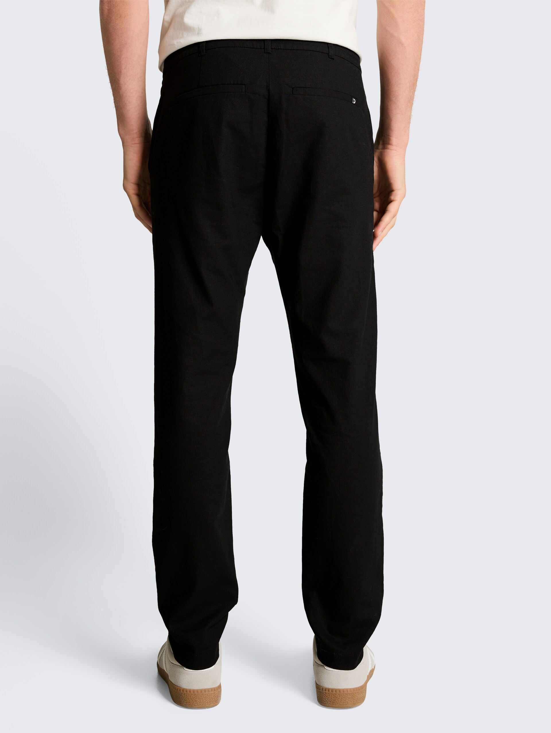 TTTAPERED relaxed chino trousers with linen blend - Black - Neckline model-back view