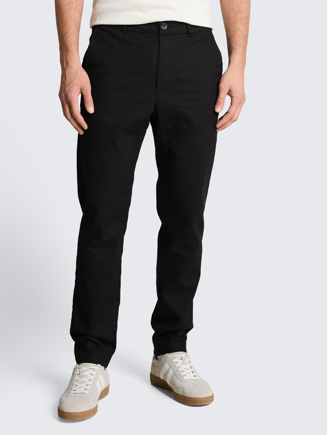 TTTAPERED Relaxed Chino Hose mit Leinenanteil - Black - Ausschnitt Model-Vorderansicht