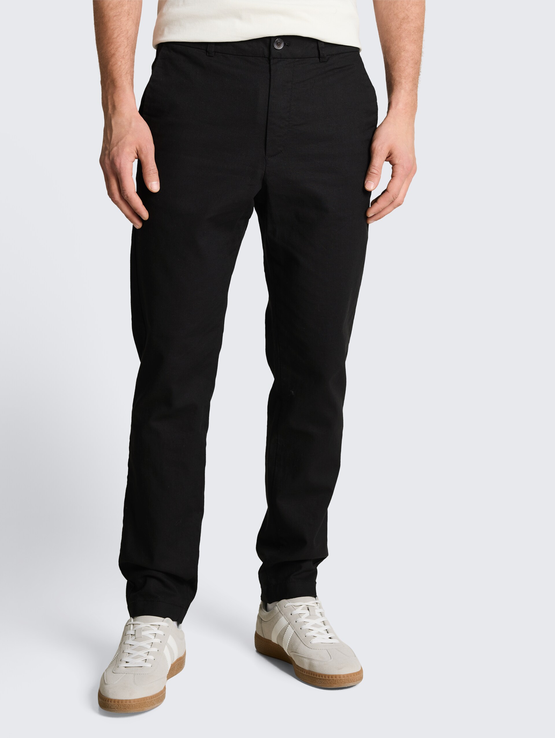 TTTAPERED relaxed chino trousers with linen blend - Black - Neckline model front view