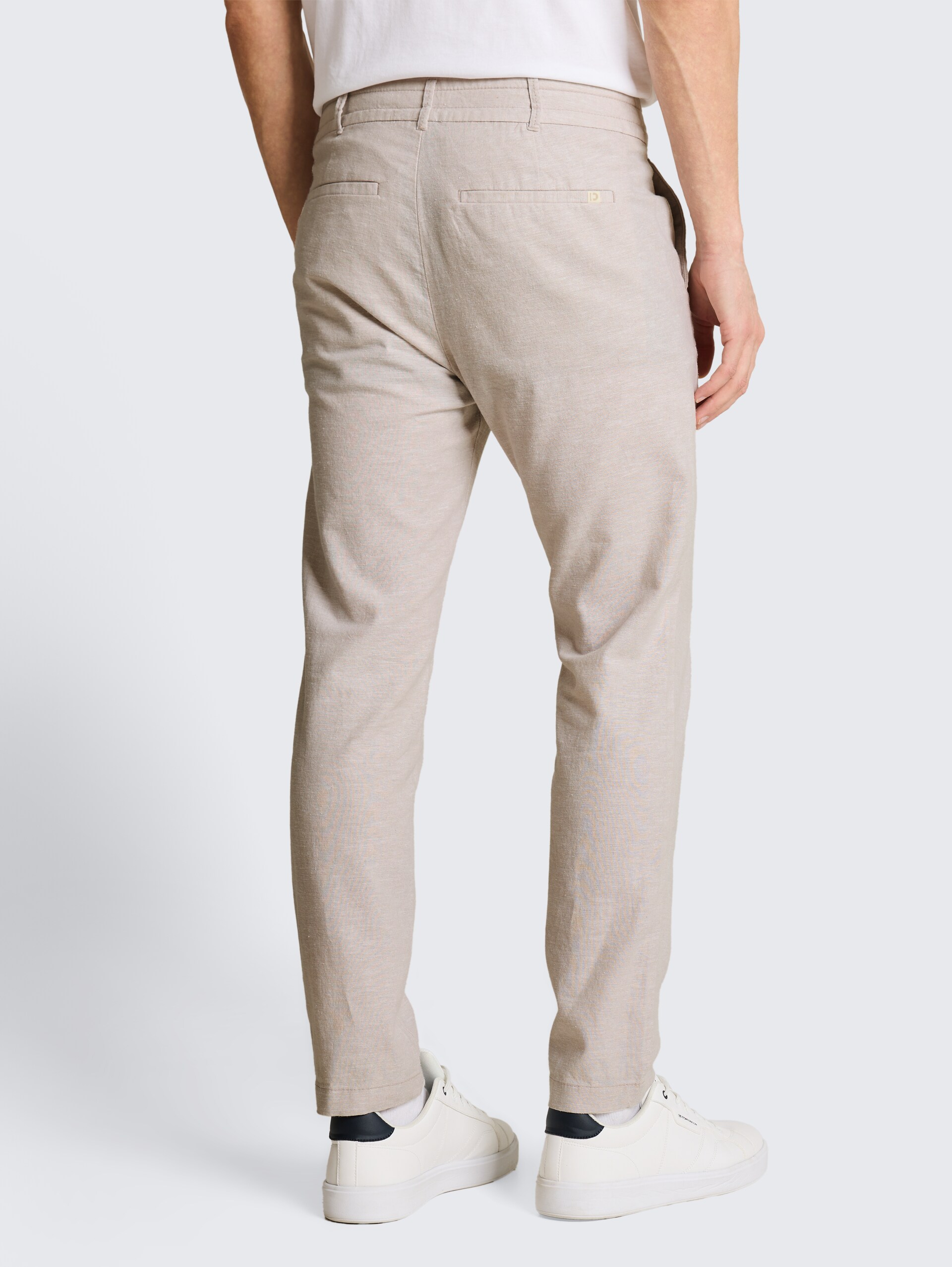 TTTAPERED Relaxed Chino Hose mit Leinenanteil - muted grey chambray - Auschnitt Model-Rückansicht