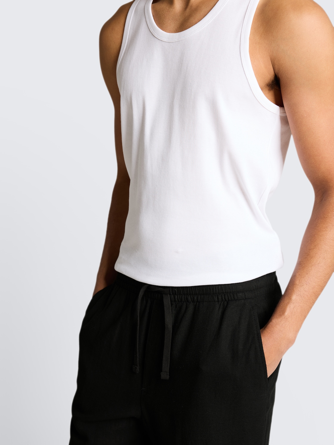 TTLOOSE Hose mit Leinenanteil - Black - Detail-Model-Ansicht