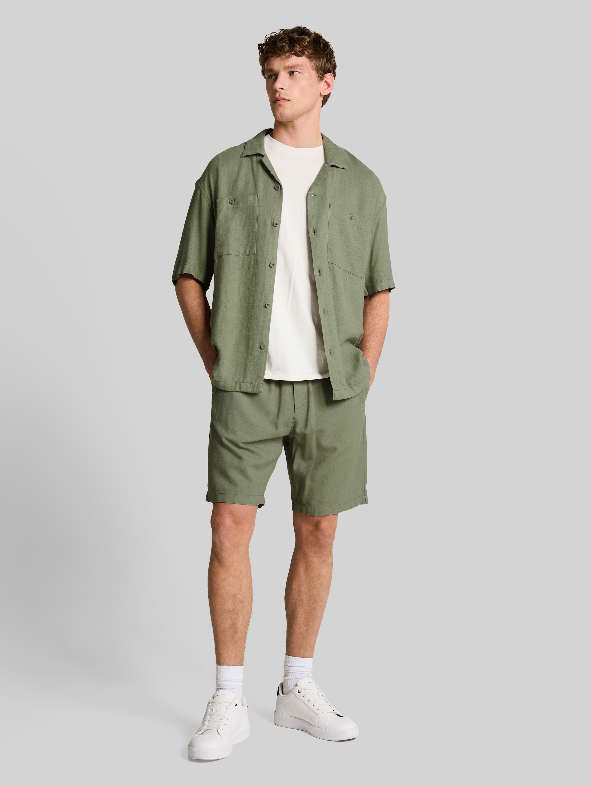 TTRELAXED shorts with linen blend - Sea Spray - Model front view