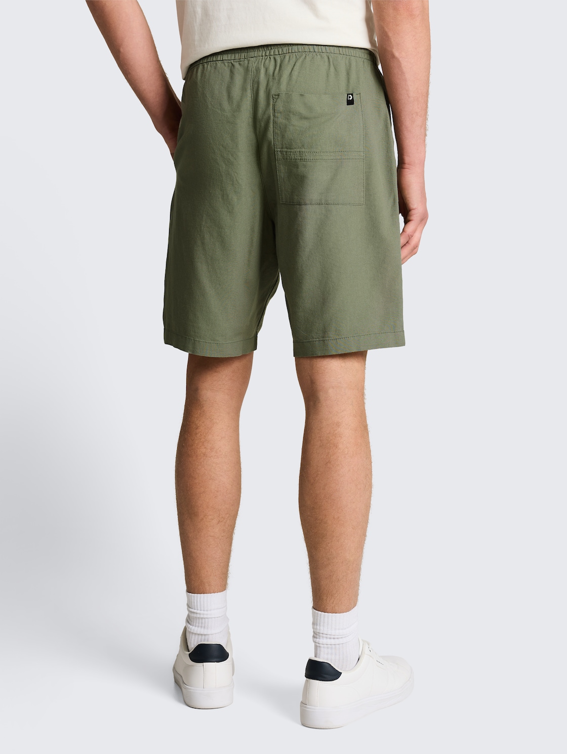 TTRELAXED Shorts mit Leinenanteil - Sea Spray - Auschnitt Model-Rückansicht