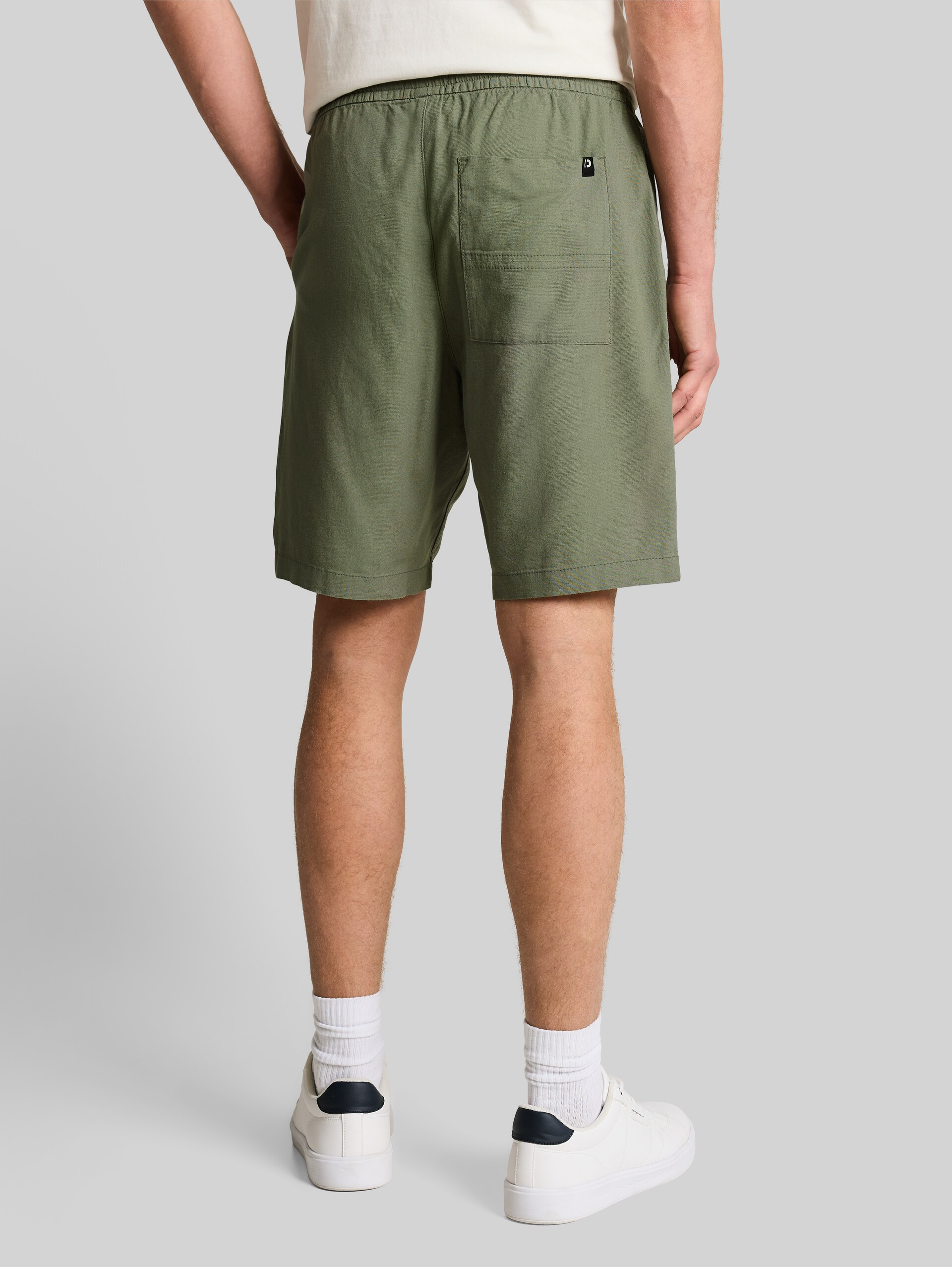 TTRELAXED shorts with linen blend - Sea Spray - Neckline model-back view