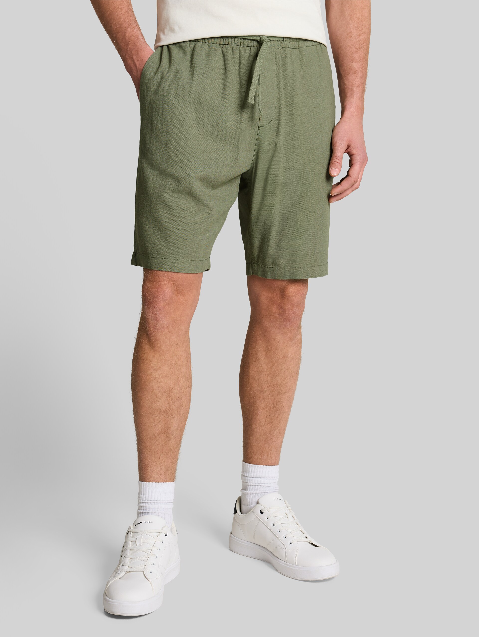 TTRELAXED shorts with linen blend - Sea Spray - Neckline model front view