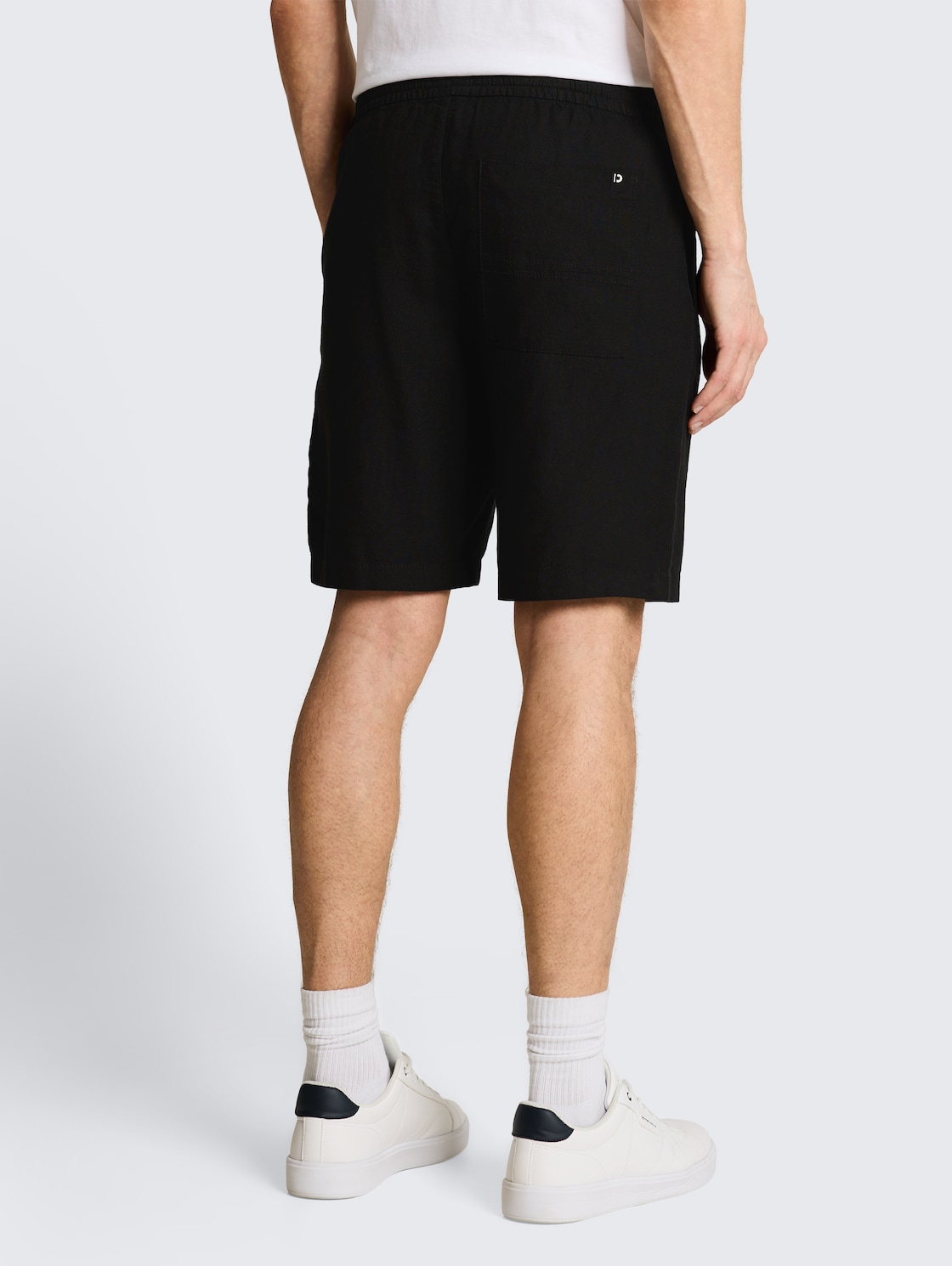 TTRELAXED Shorts mit Leinenanteil - Black - Auschnitt Model-Rückansicht