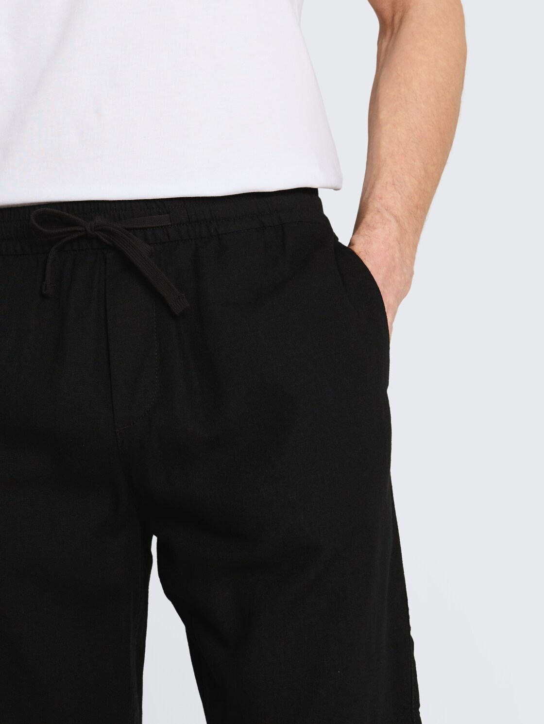 TTRELAXED Shorts mit Leinenanteil - Black - Detail-Model-Ansicht