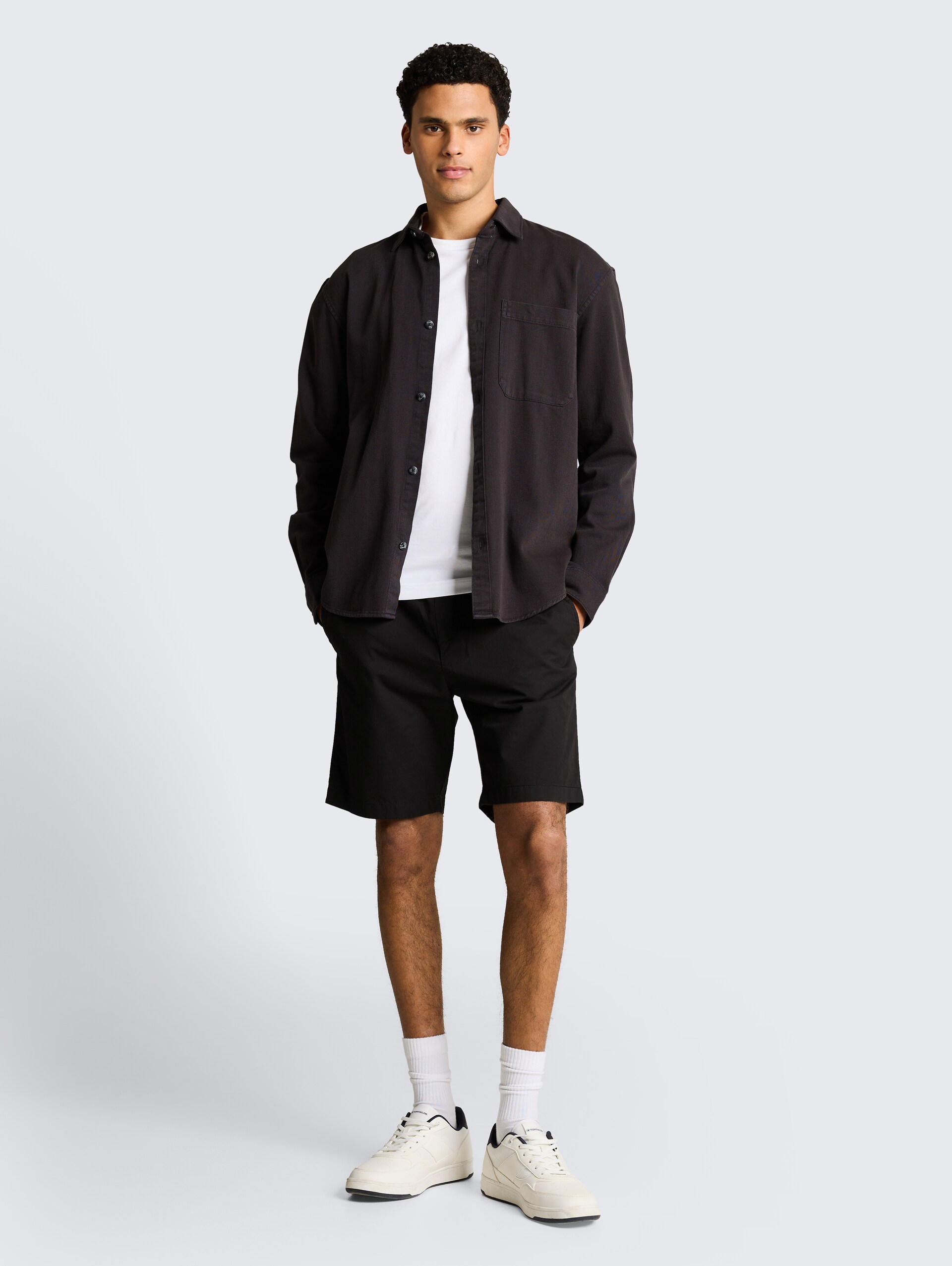 TTREGULAR Shorts aus Baumwolle - Black - Model-Vorderansicht
