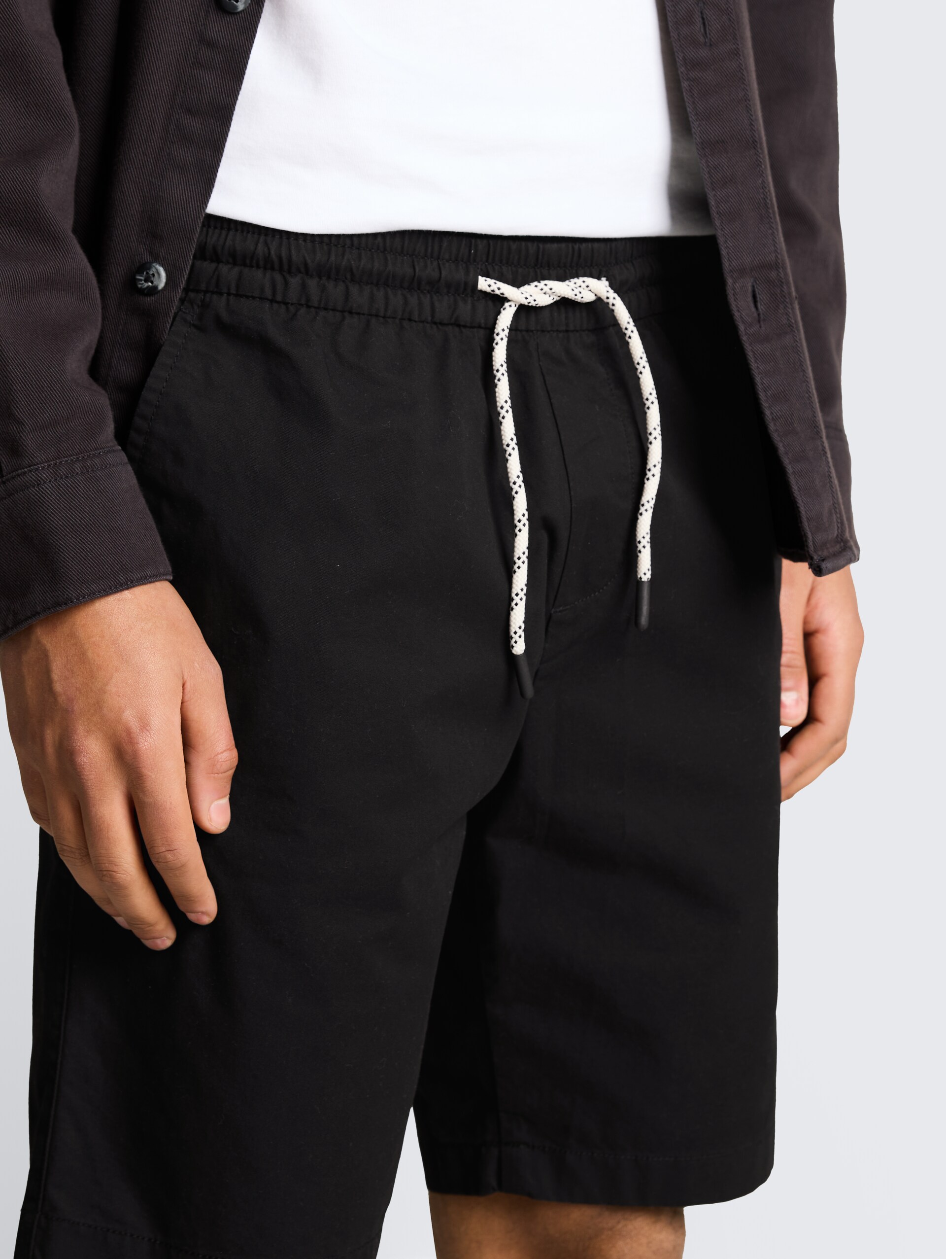 TTREGULAR Shorts aus Baumwolle - Black - Detail-Model-Ansicht
