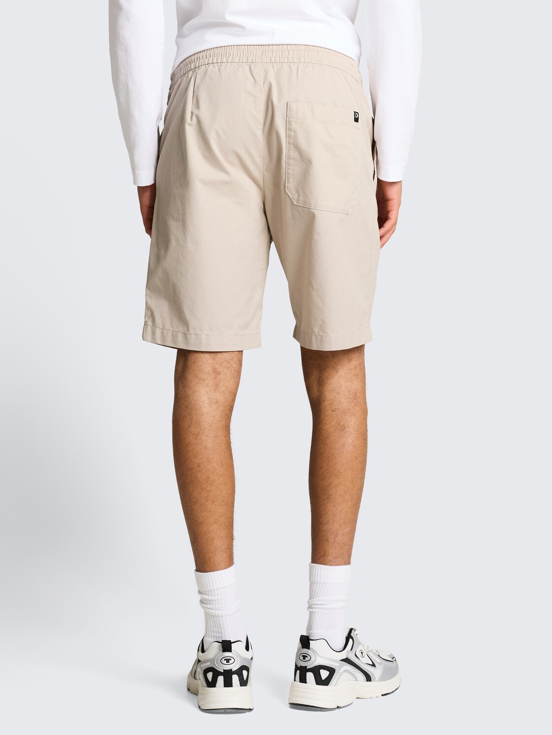 TTREGULAR Shorts aus Baumwolle - muted grey - Auschnitt Model-Rückansicht