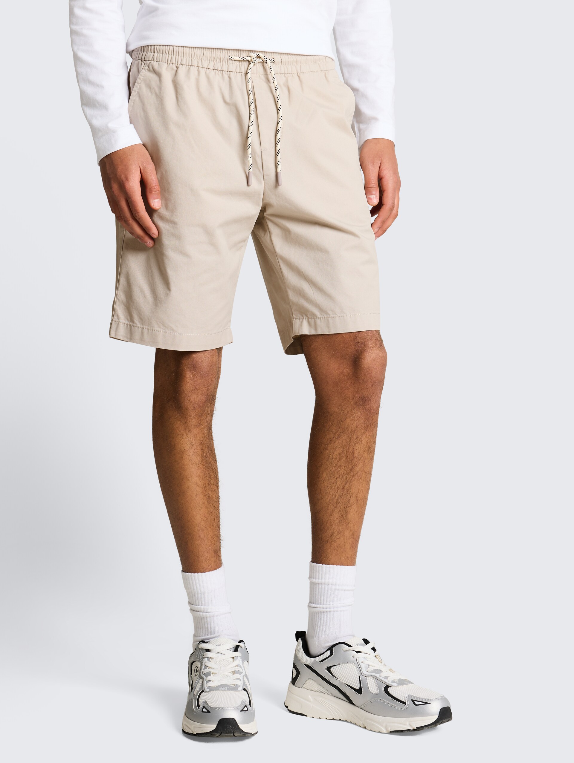 TTREGULAR Shorts aus Baumwolle - muted grey - Ausschnitt Model-Vorderansicht