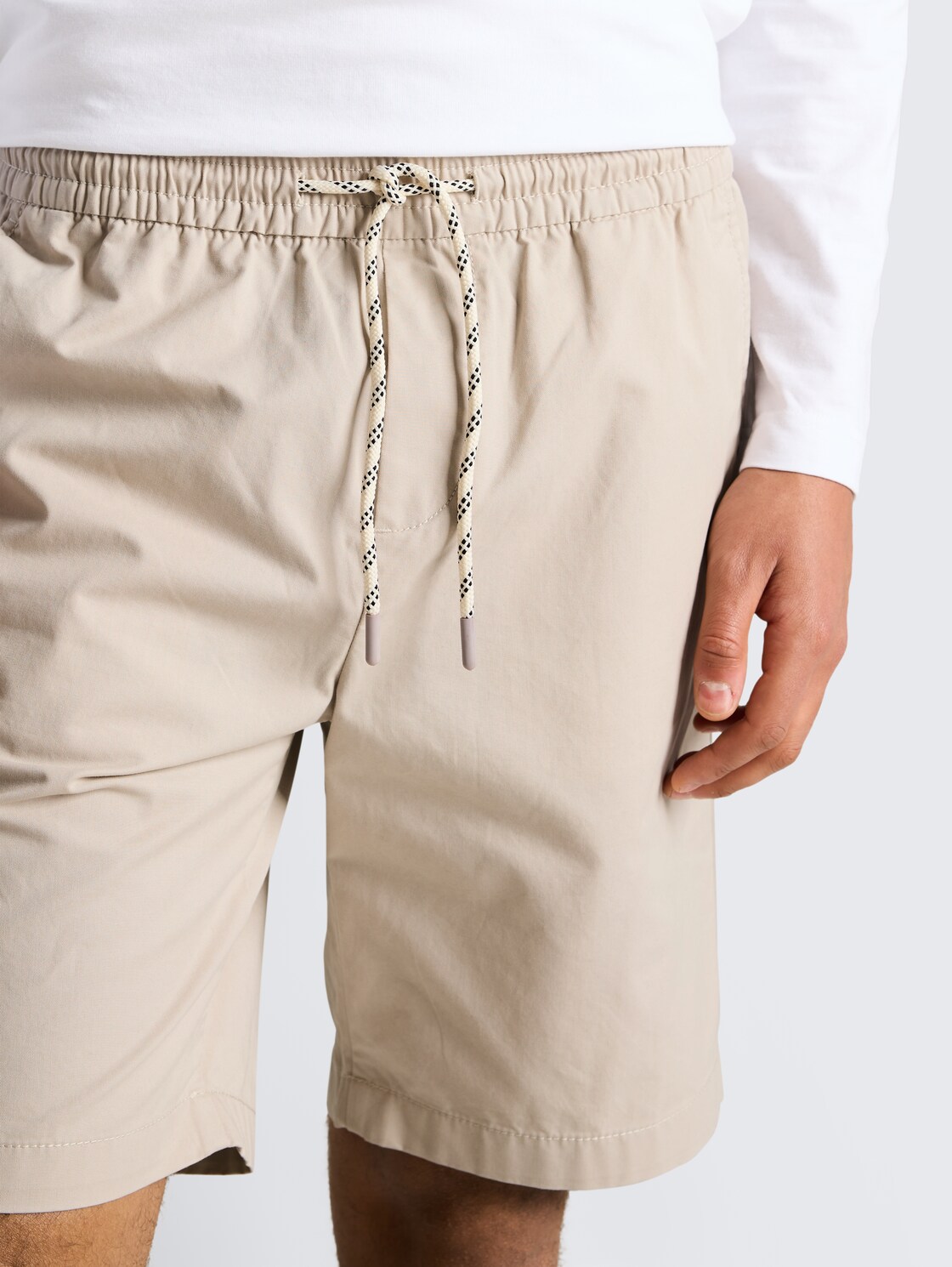 TTREGULAR Shorts aus Baumwolle - muted grey - Detail-Model-Ansicht