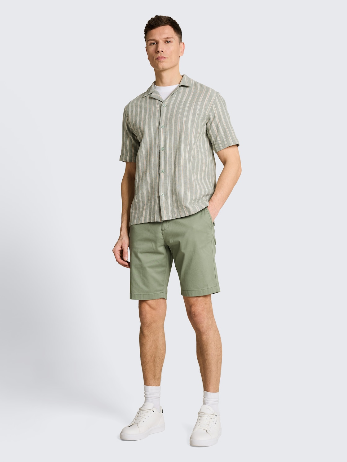 TTREGULAR Chino Shorts mit Gürtel - Sea Spray - Model-Vorderansicht