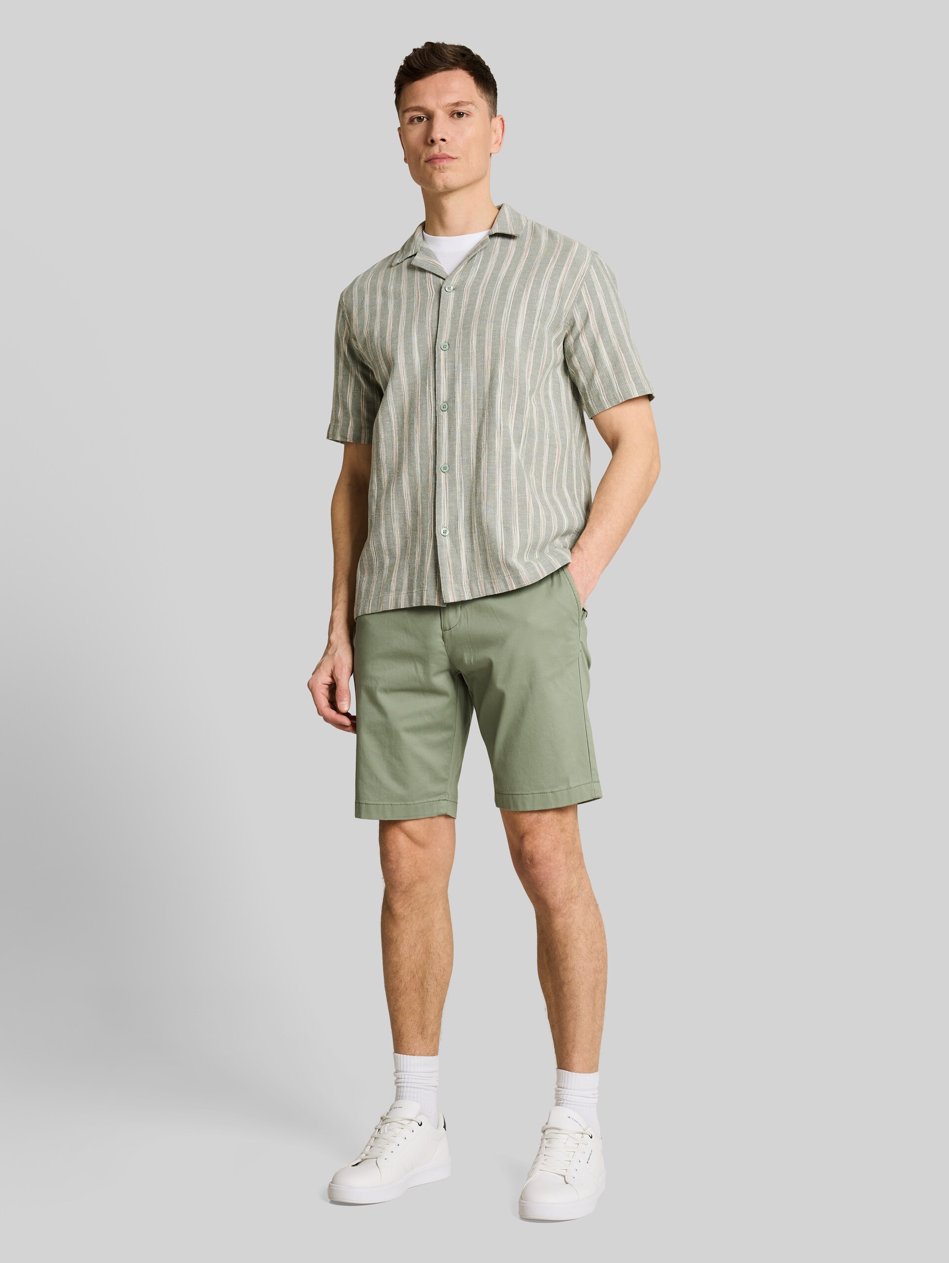 TTREGULAR Chino Shorts mit Gürtel - Sea Spray - Model-Vorderansicht
