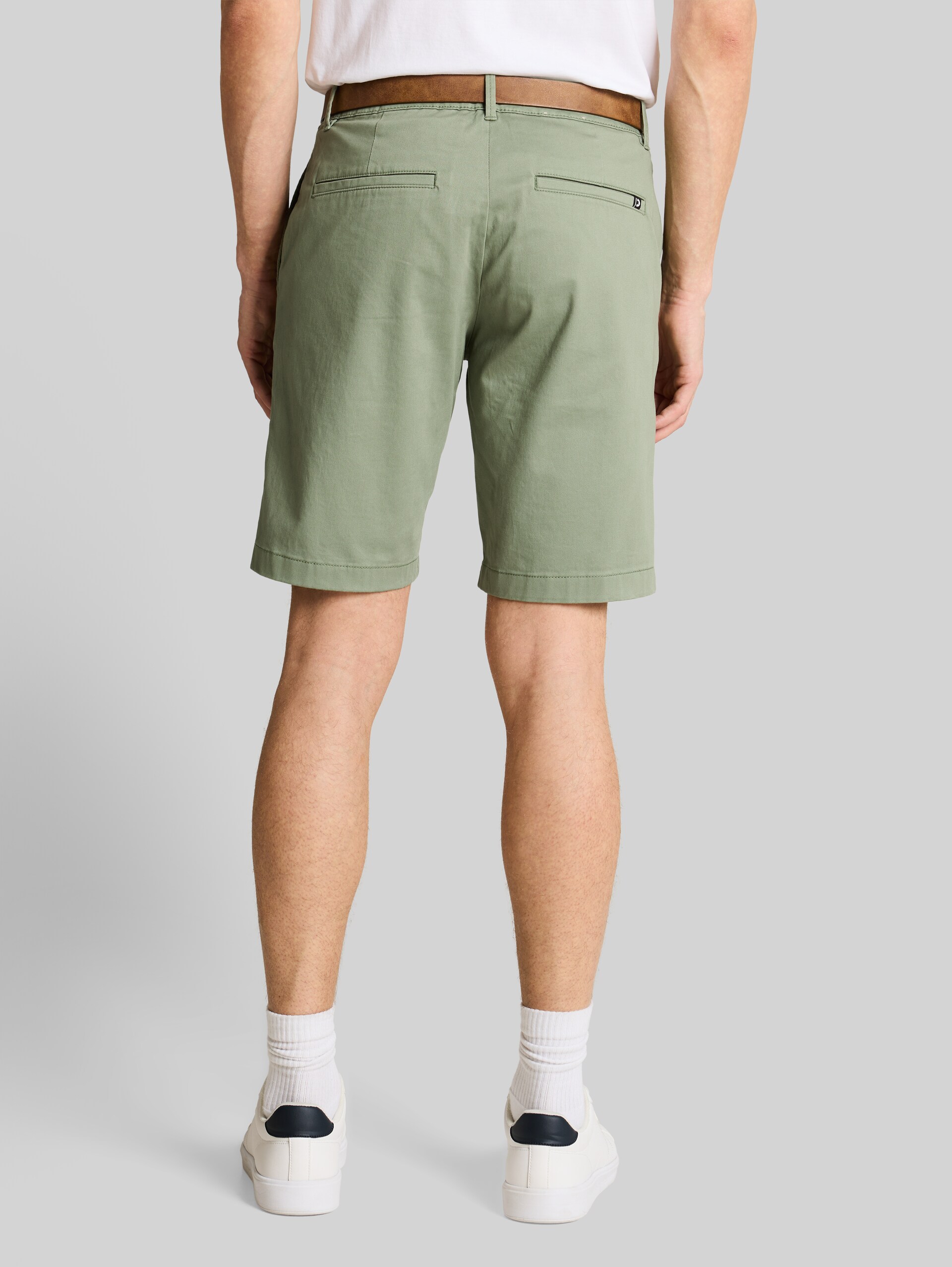 TTREGULAR Chino Shorts mit Gürtel - Sea Spray - Auschnitt Model-Rückansicht