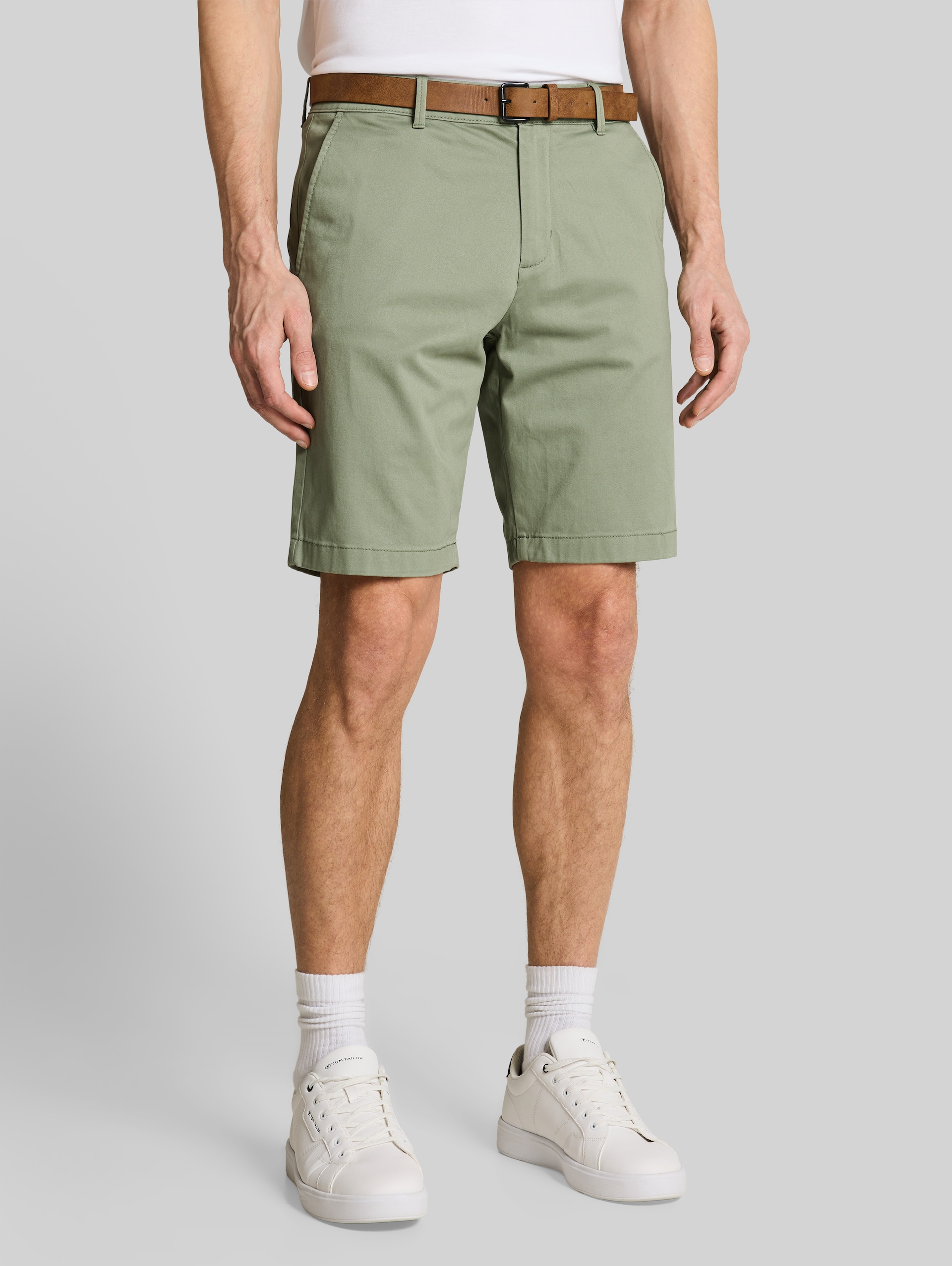 TTREGULAR Chino Shorts mit Gürtel - Sea Spray - Ausschnitt Model-Vorderansicht