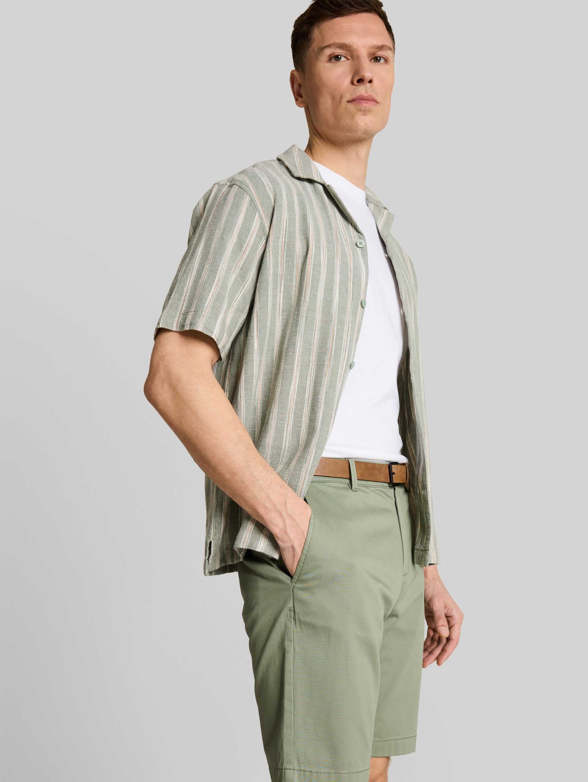 TTREGULAR Chino Shorts mit Gürtel - Sea Spray - Detail-Model-Ansicht