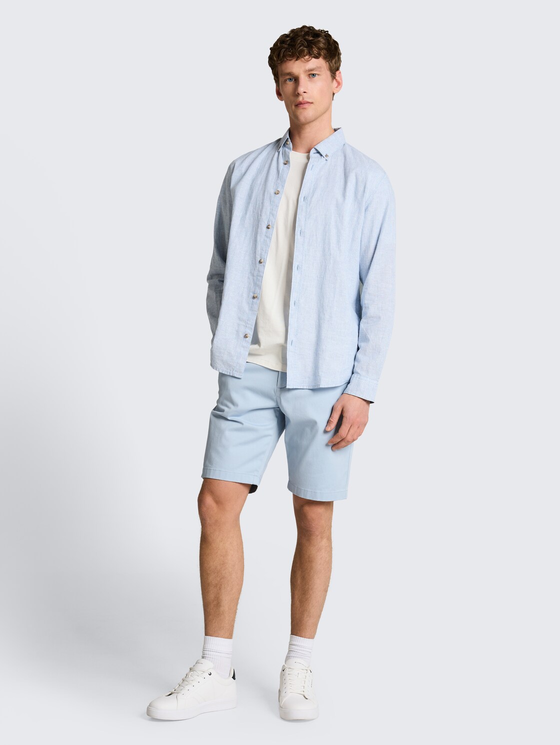 TTREGULAR Chino Shorts mit Gürtel - smart light blue - Model-Vorderansicht