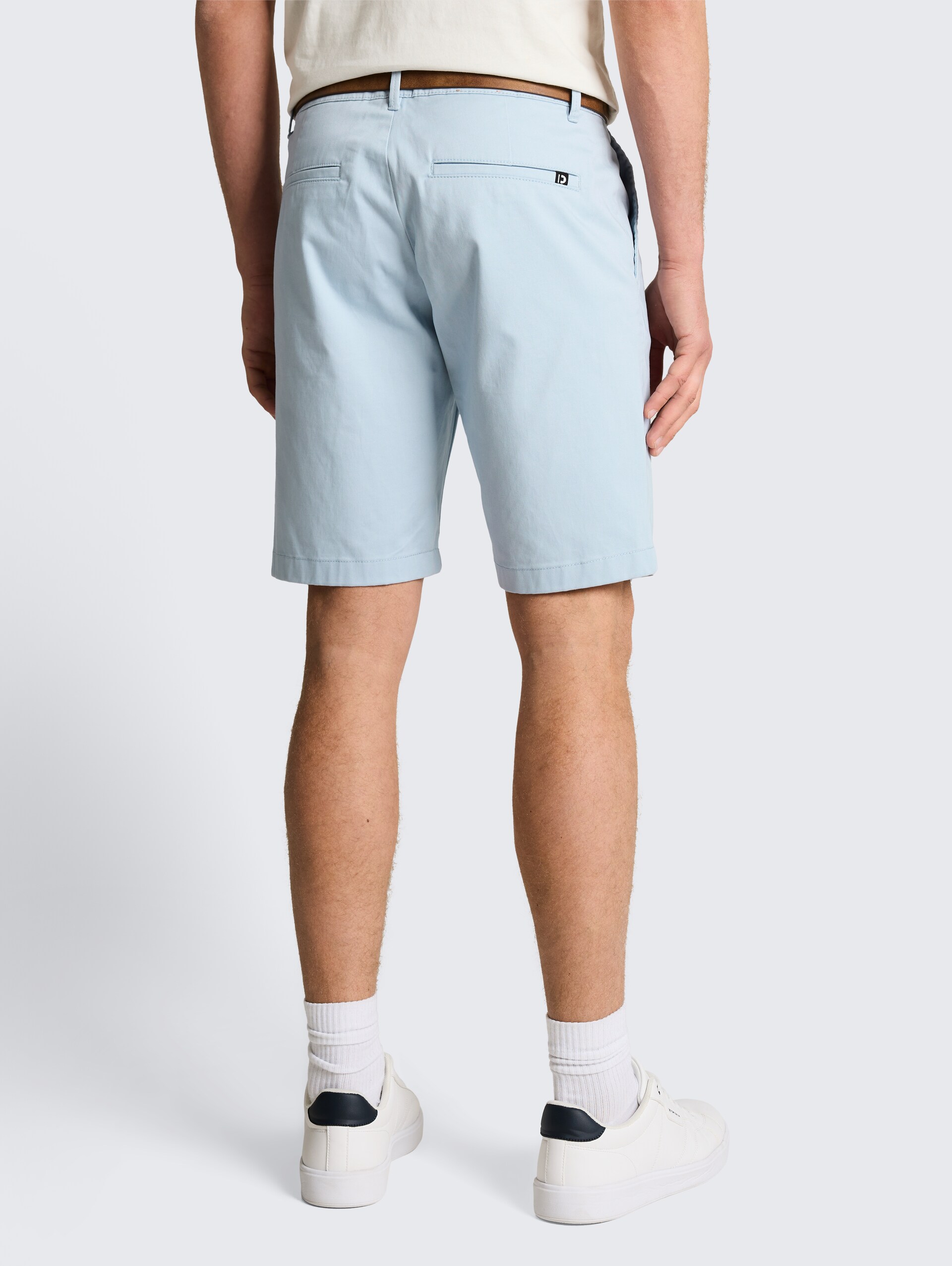 TTREGULAR Chino Shorts mit Gürtel - smart light blue - Auschnitt Model-Rückansicht