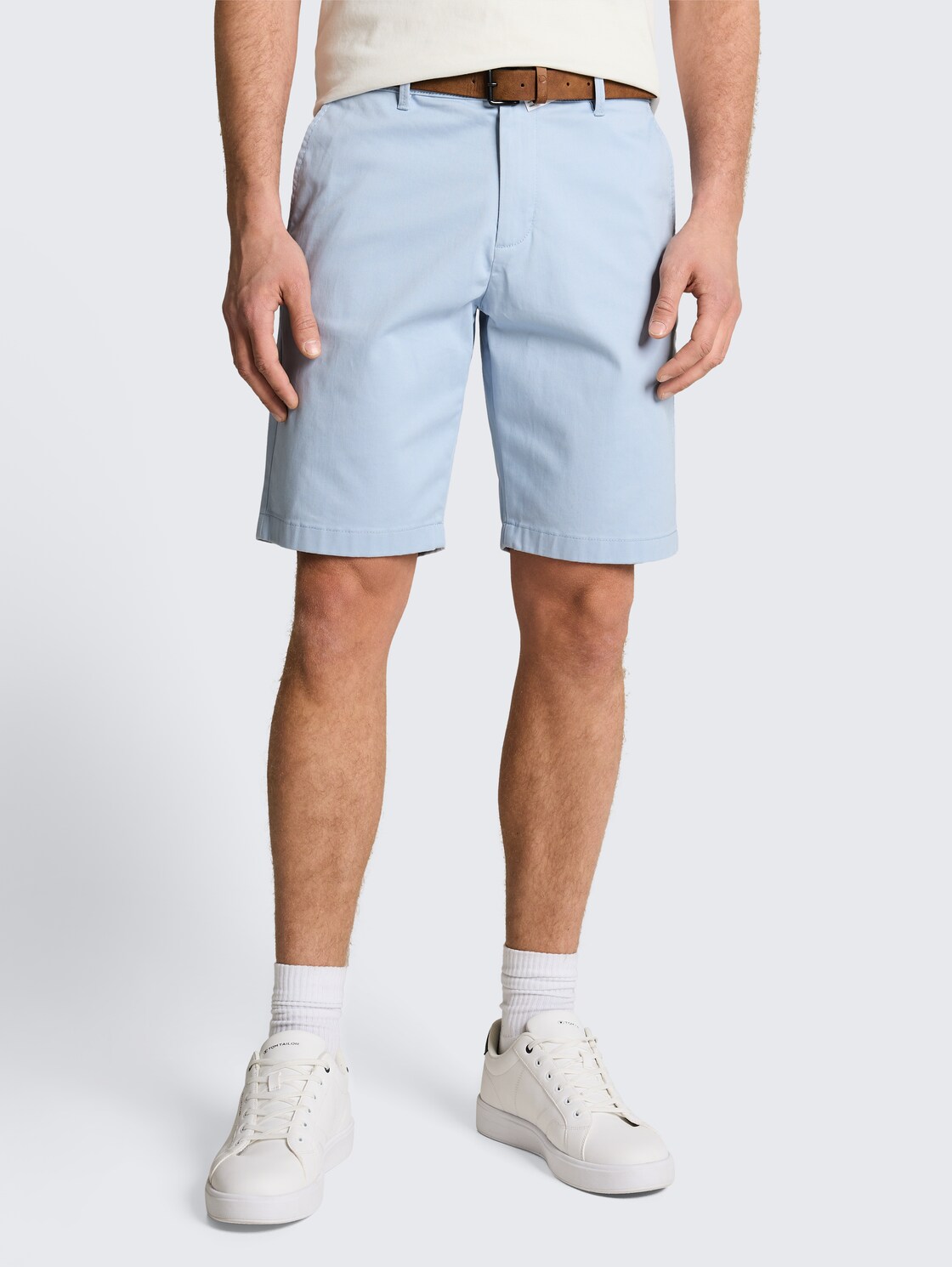 TTREGULAR Chino Shorts mit Gürtel - smart light blue - Ausschnitt Model-Vorderansicht