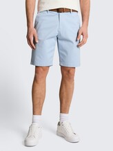 TTREGULAR chino shorts with belt - smart light blue - Neckline model front view