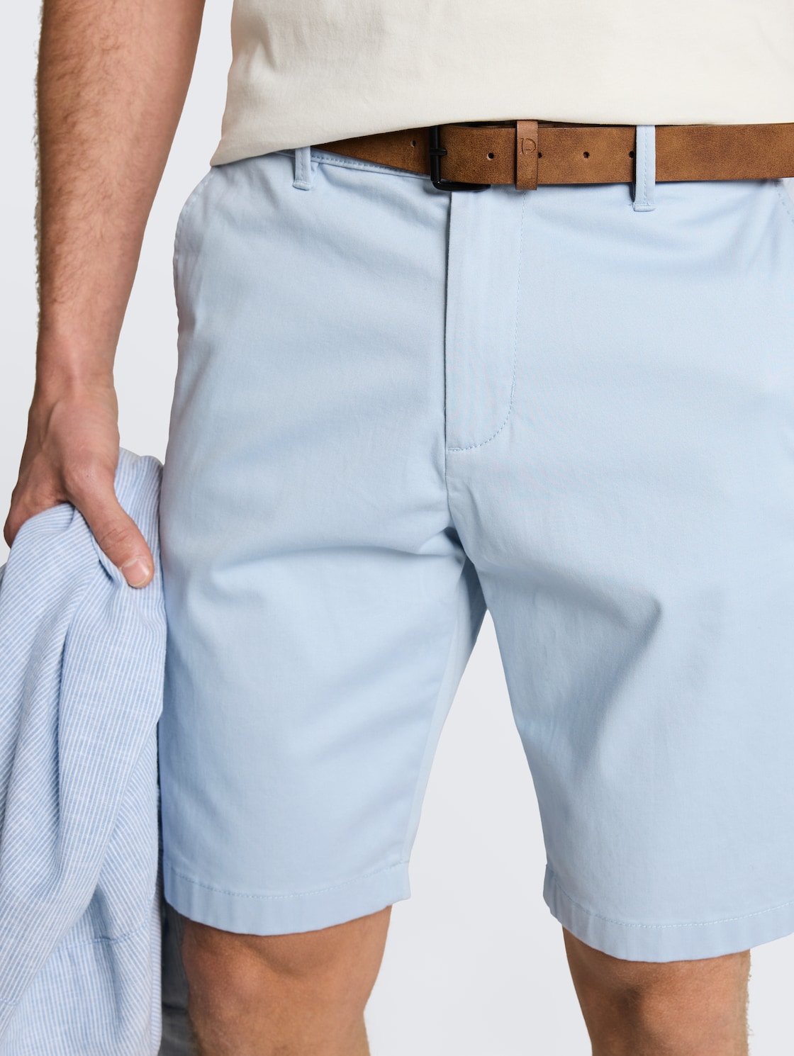 TTREGULAR Chino Shorts mit Gürtel - smart light blue - Detail-Model-Ansicht