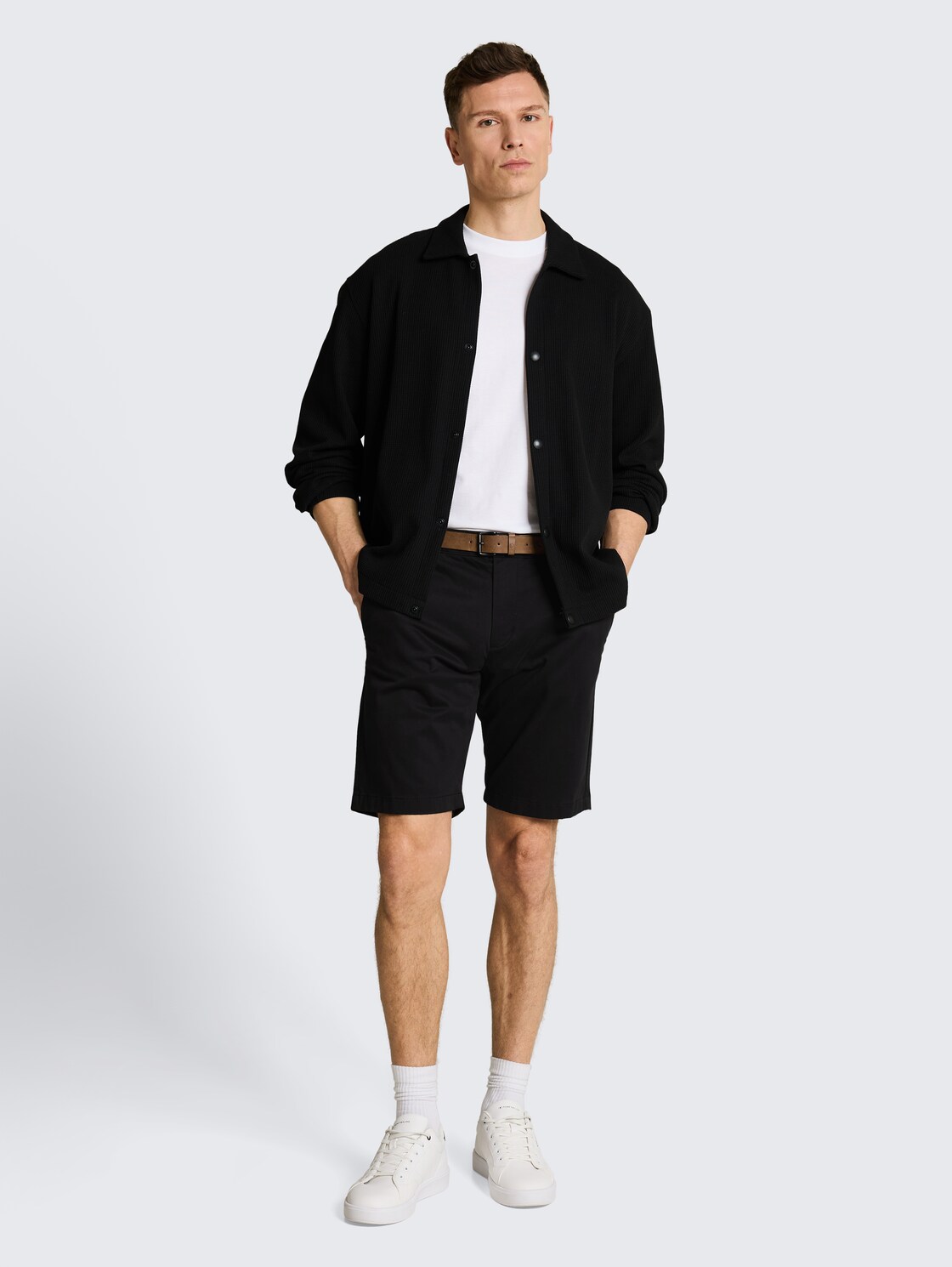 TTREGULAR Chino Shorts mit Gürtel - Black - Model-Vorderansicht