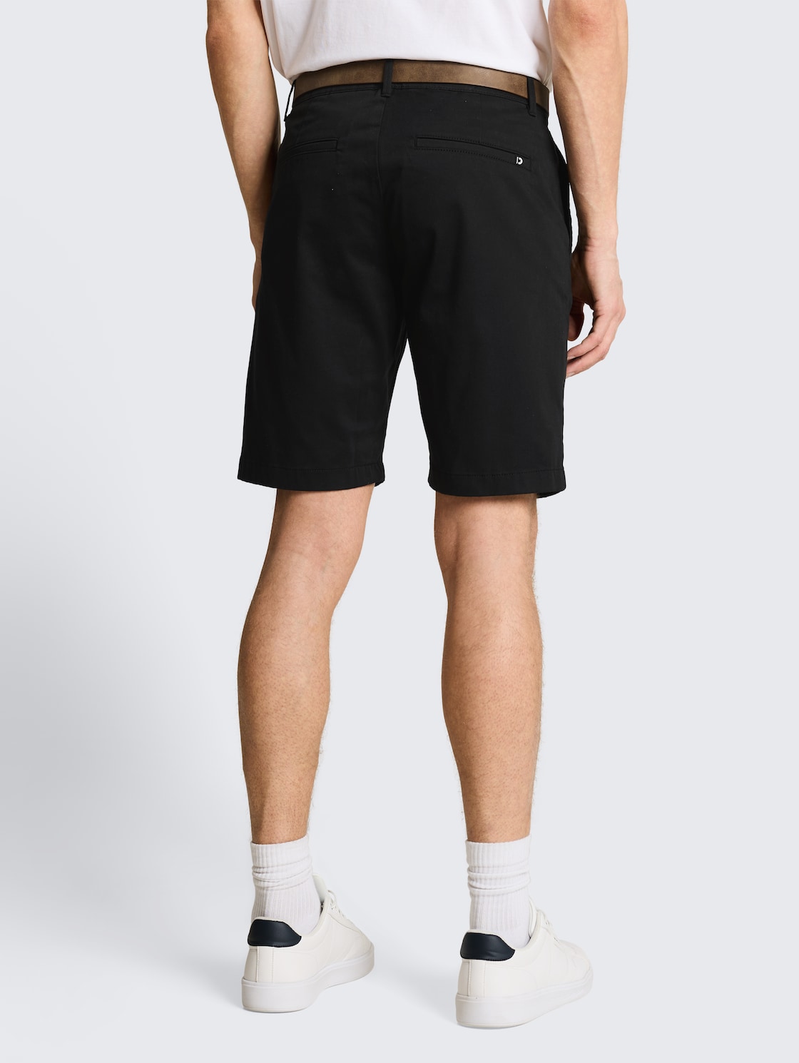 TTREGULAR Chino Shorts mit Gürtel - Black - Auschnitt Model-Rückansicht