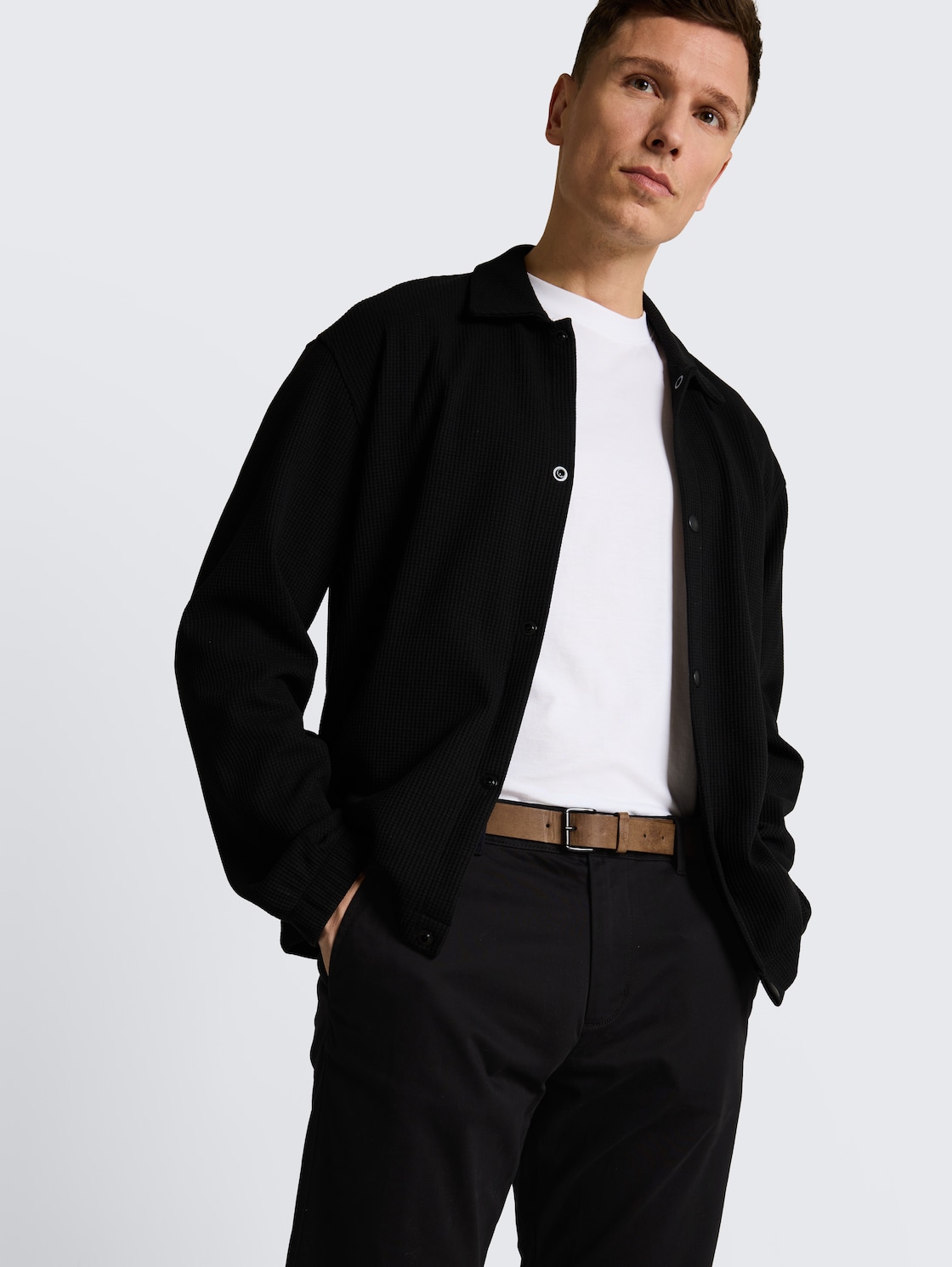 TTREGULAR Chino Shorts mit Gürtel - Black - Detail-Model-Ansicht