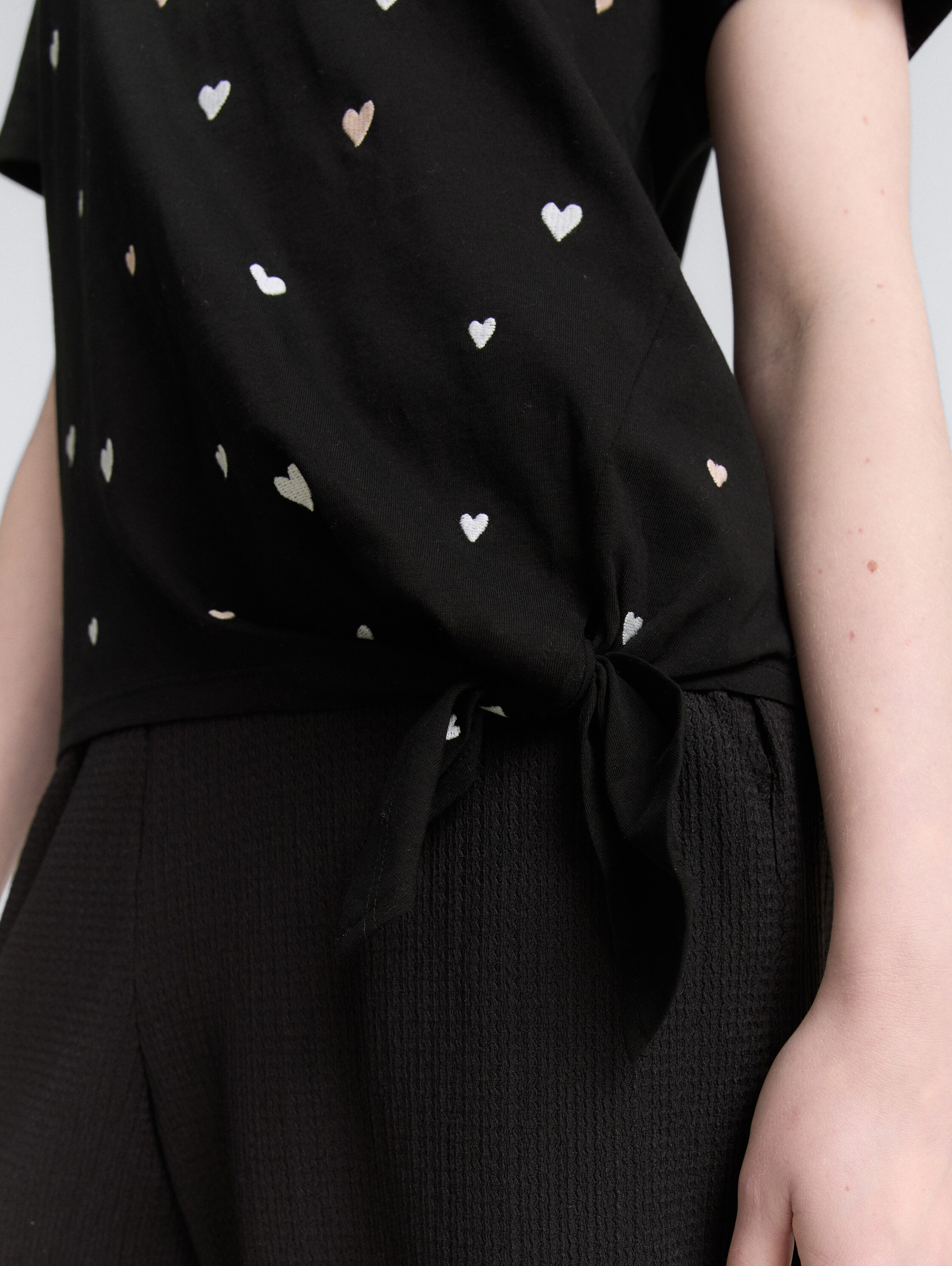 T-Shirt mit Herz-Stickerei - black_white_rose_heart_embro - 