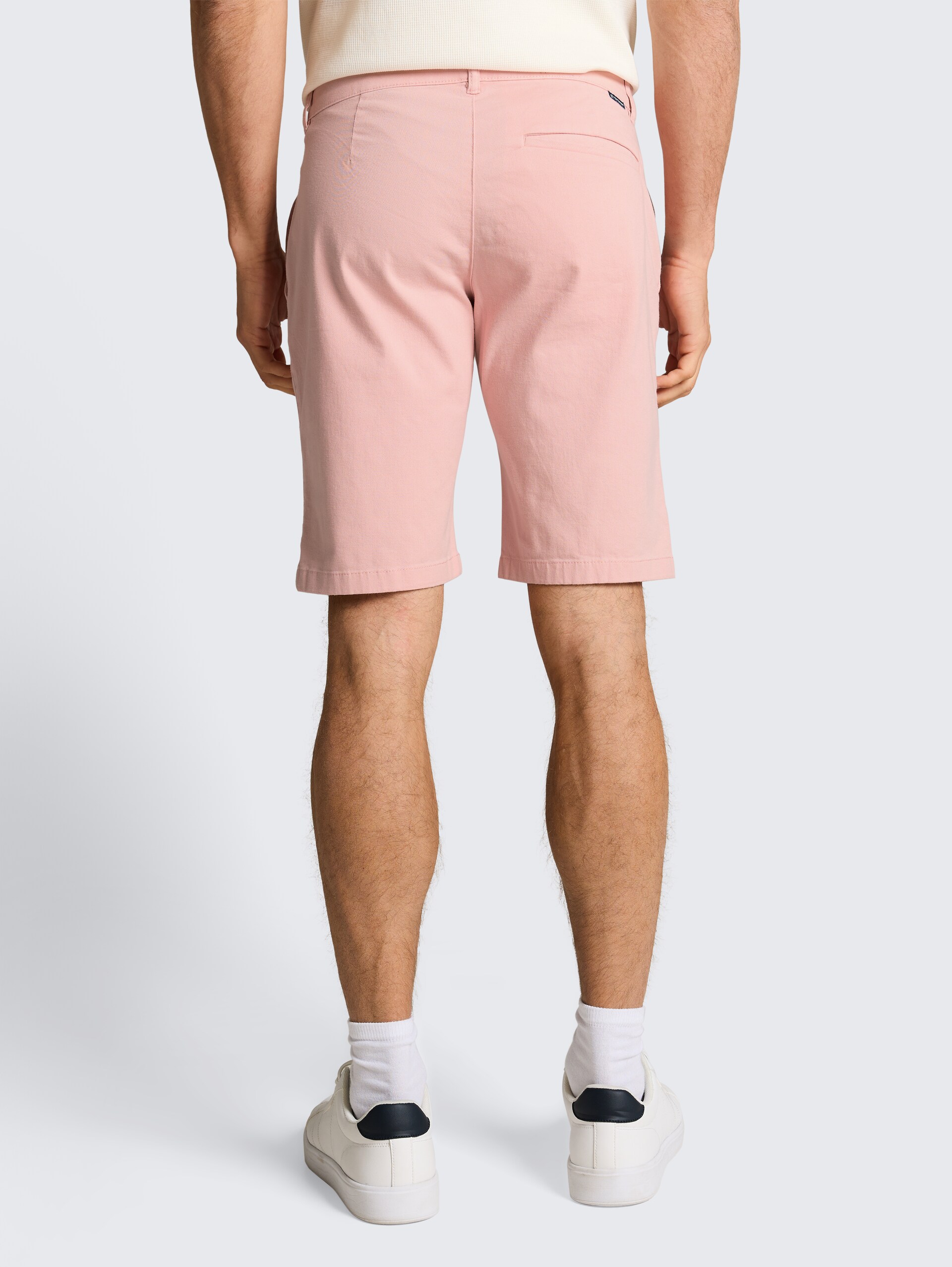 TTSLIM chino-short - Twinkle Pink - Neklijn model-achteraanzicht