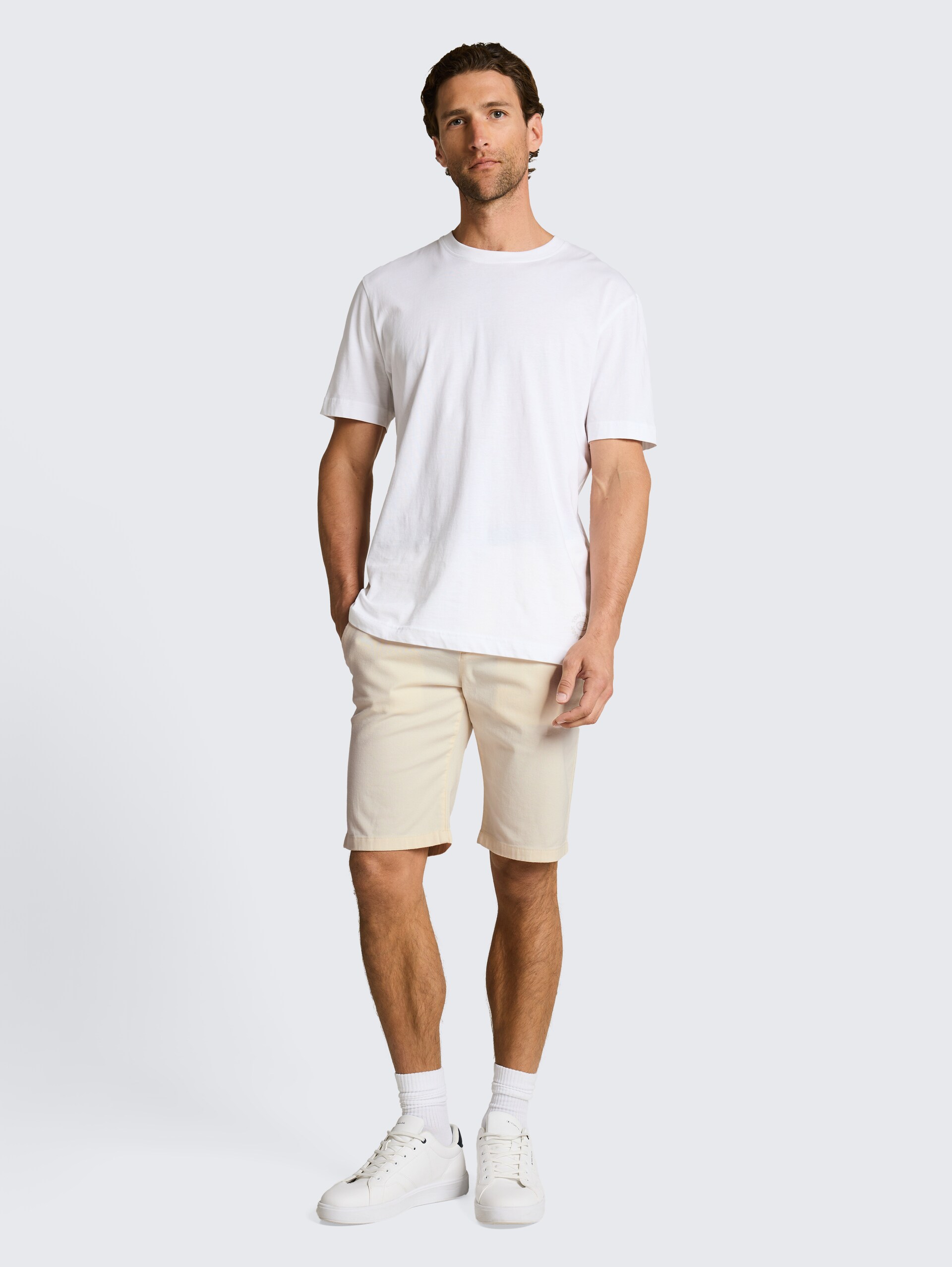 TTSLIM chino-short - Gardenia White - Model vooraanzicht