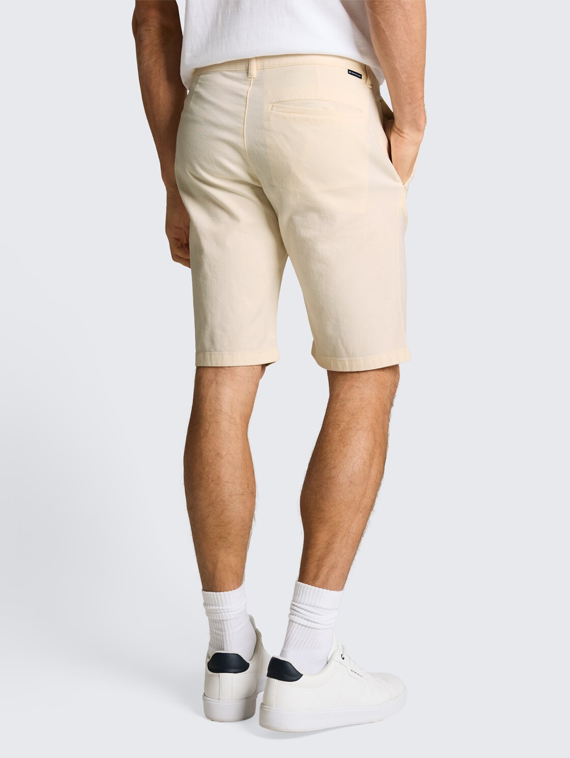 TTSLIM Chino Shorts - Gardenia White - Auschnitt Model-Rückansicht