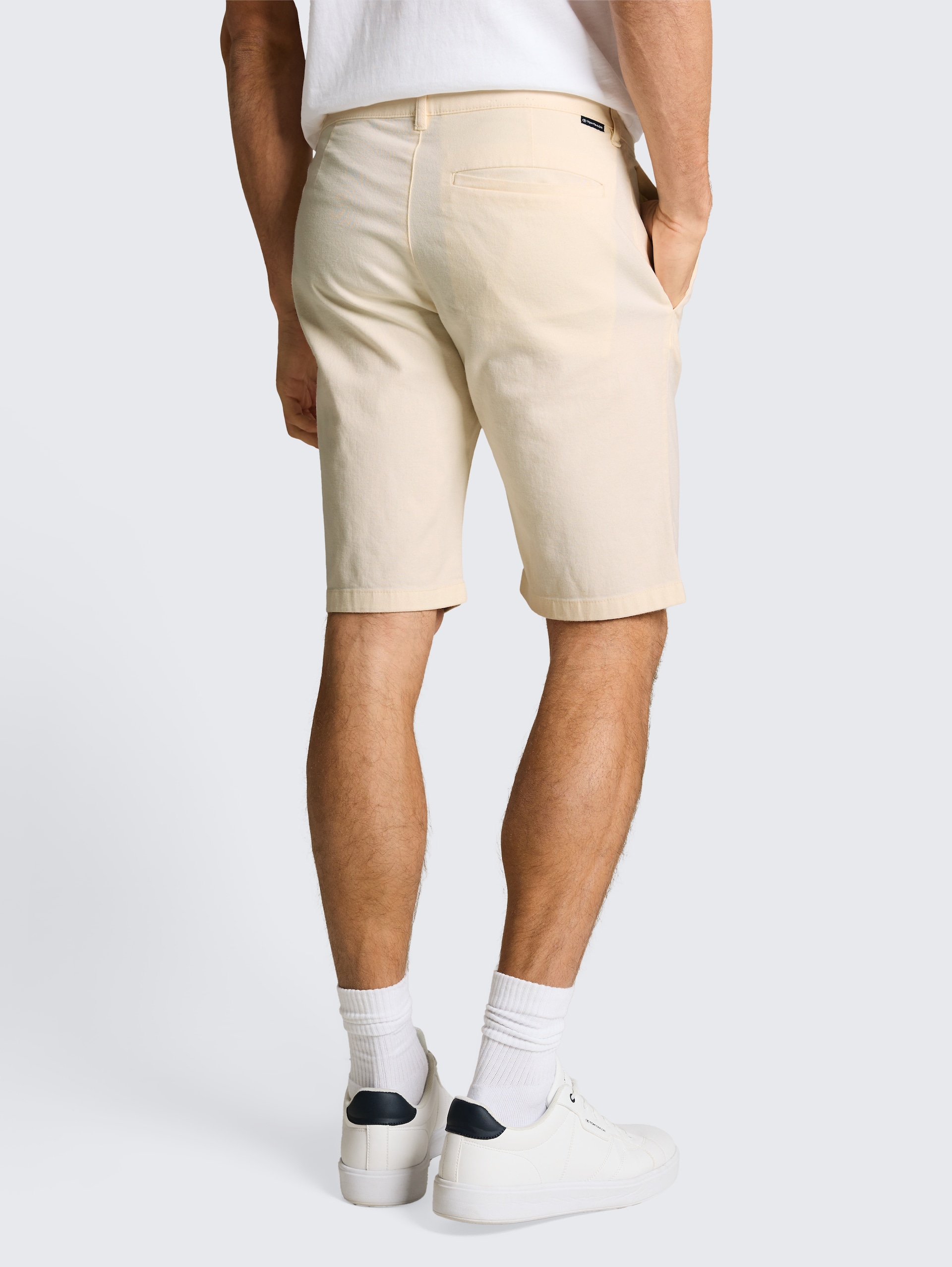 TTSLIM chino-short - Gardenia White - Neklijn model-achteraanzicht