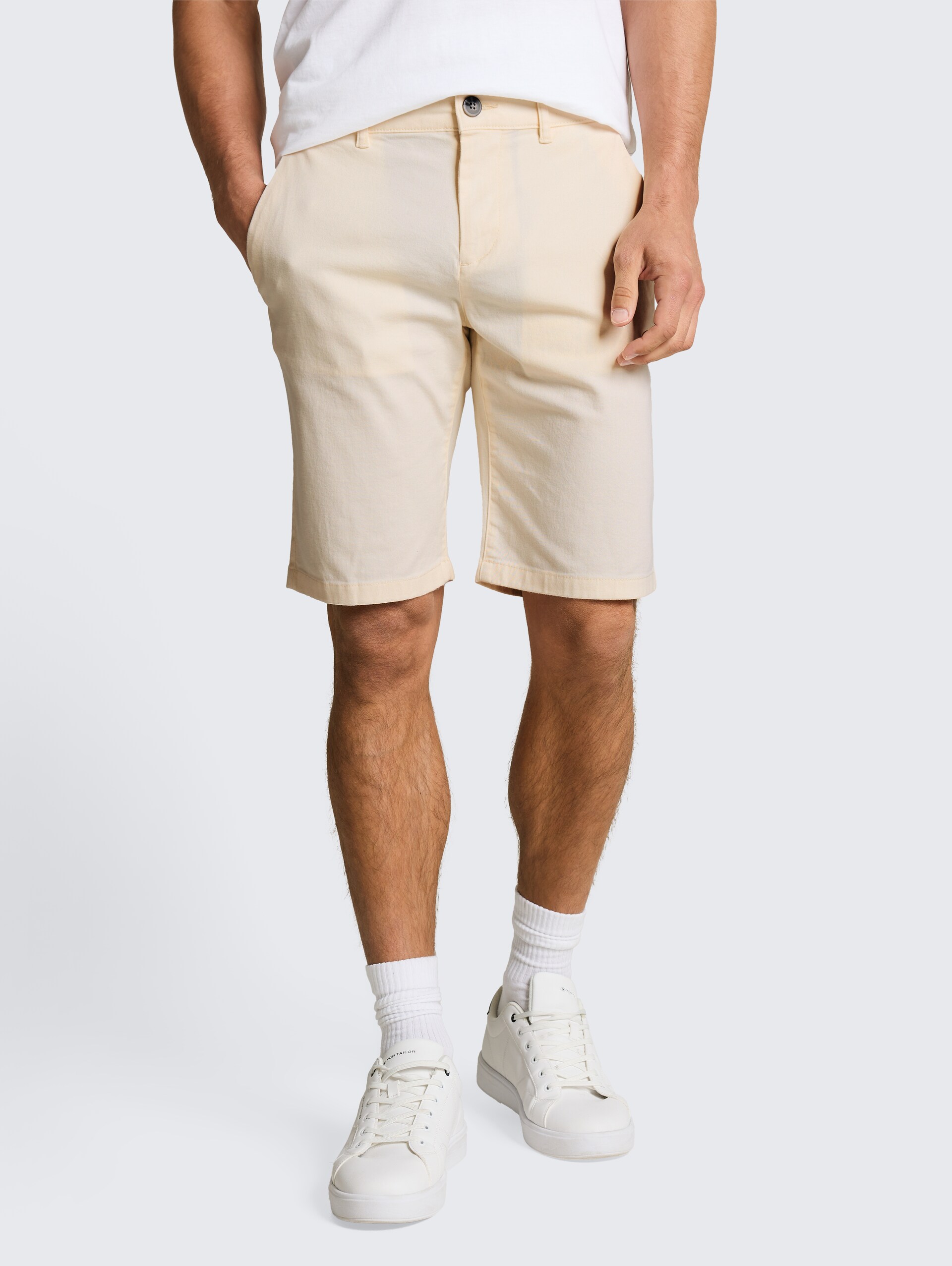 TTSLIM chino-short - Gardenia White - Nek model vooraanzicht