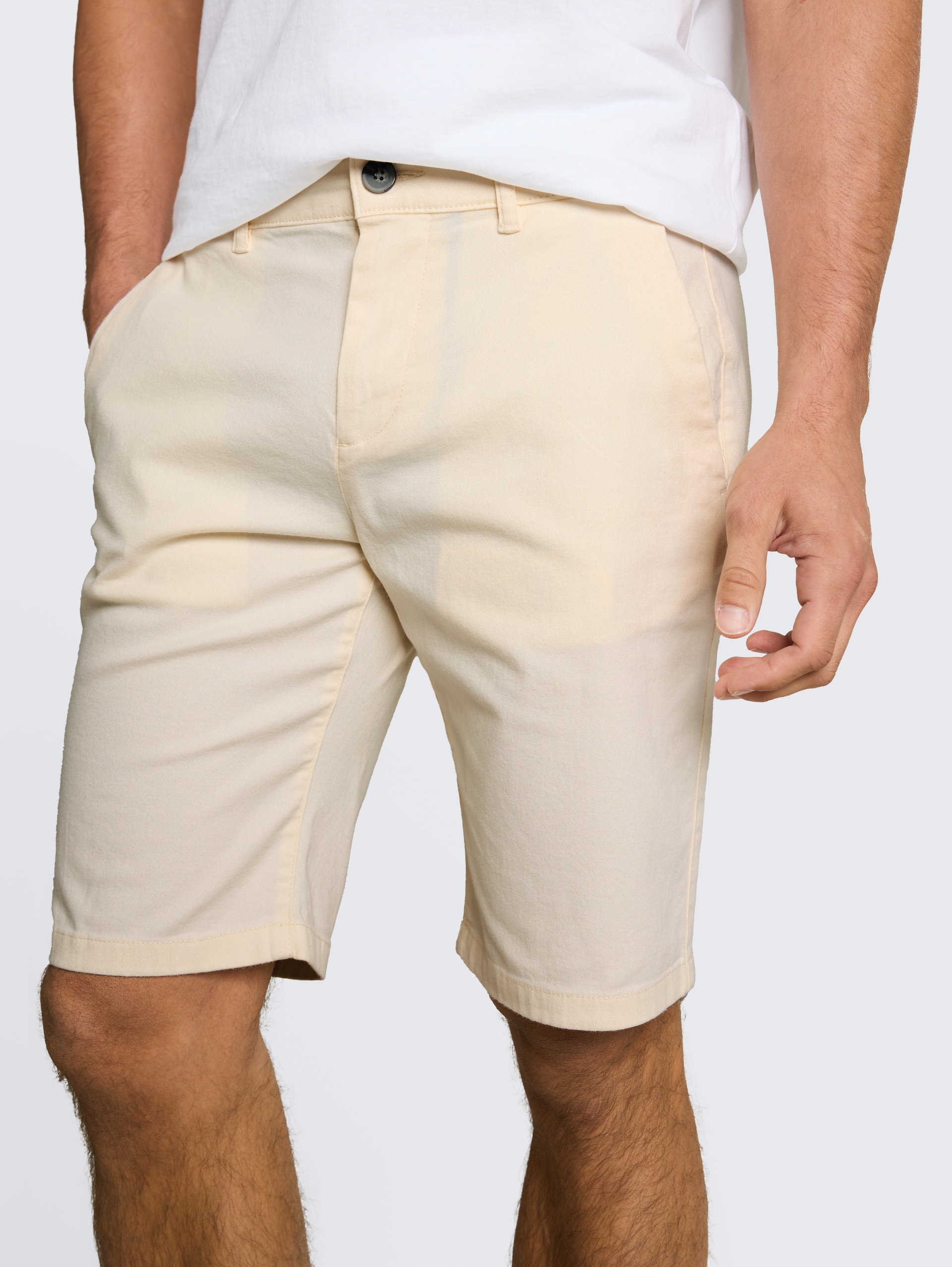 TTSLIM chino-short - Gardenia White - Detailaanzicht model