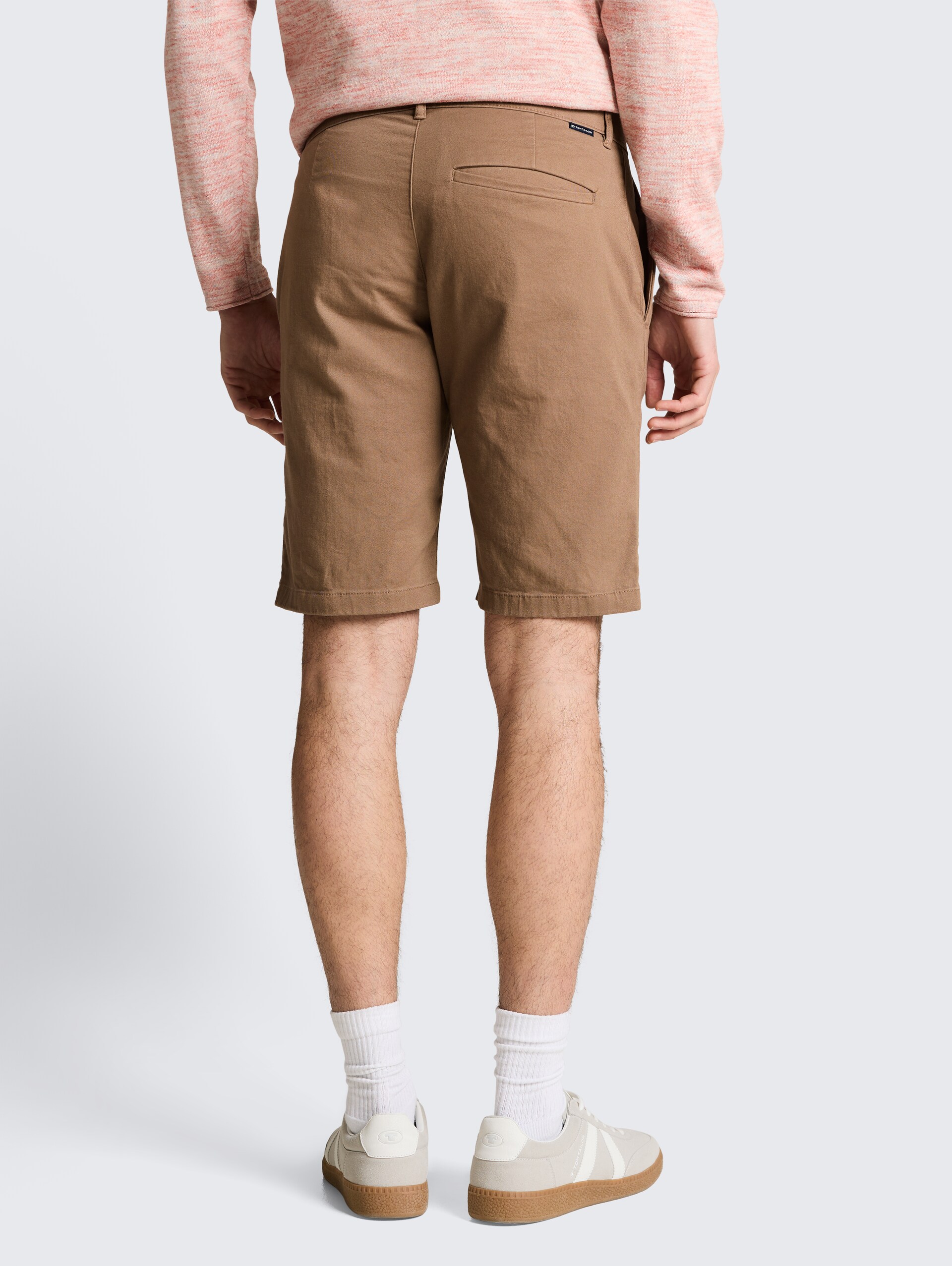 TTSLIM Chino Shorts - Caribou Beige - Auschnitt Model-Rückansicht