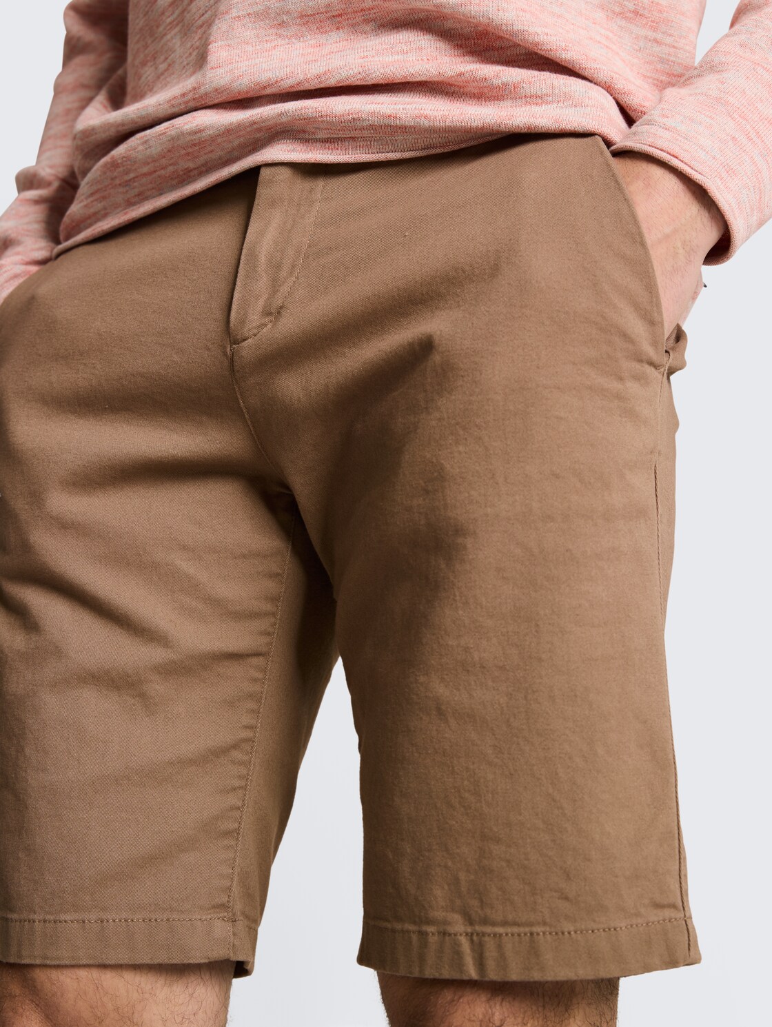 TTSLIM Chino Shorts - Caribou Beige - Detail-Model-Ansicht