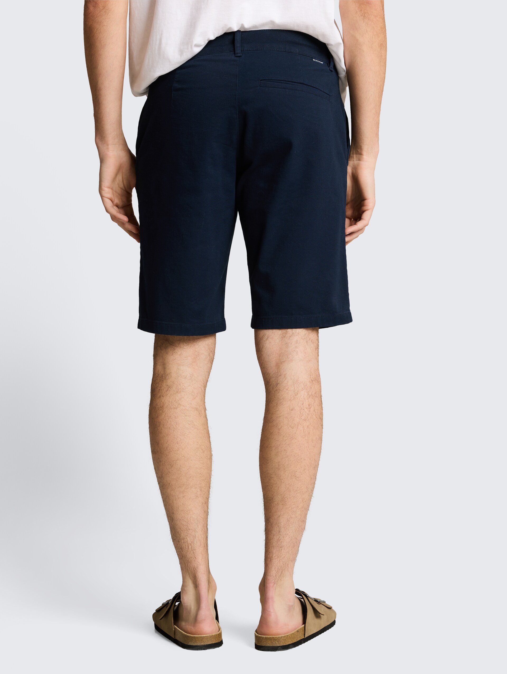 TTSLIM chino-short - sky captain blue - Neklijn model-achteraanzicht