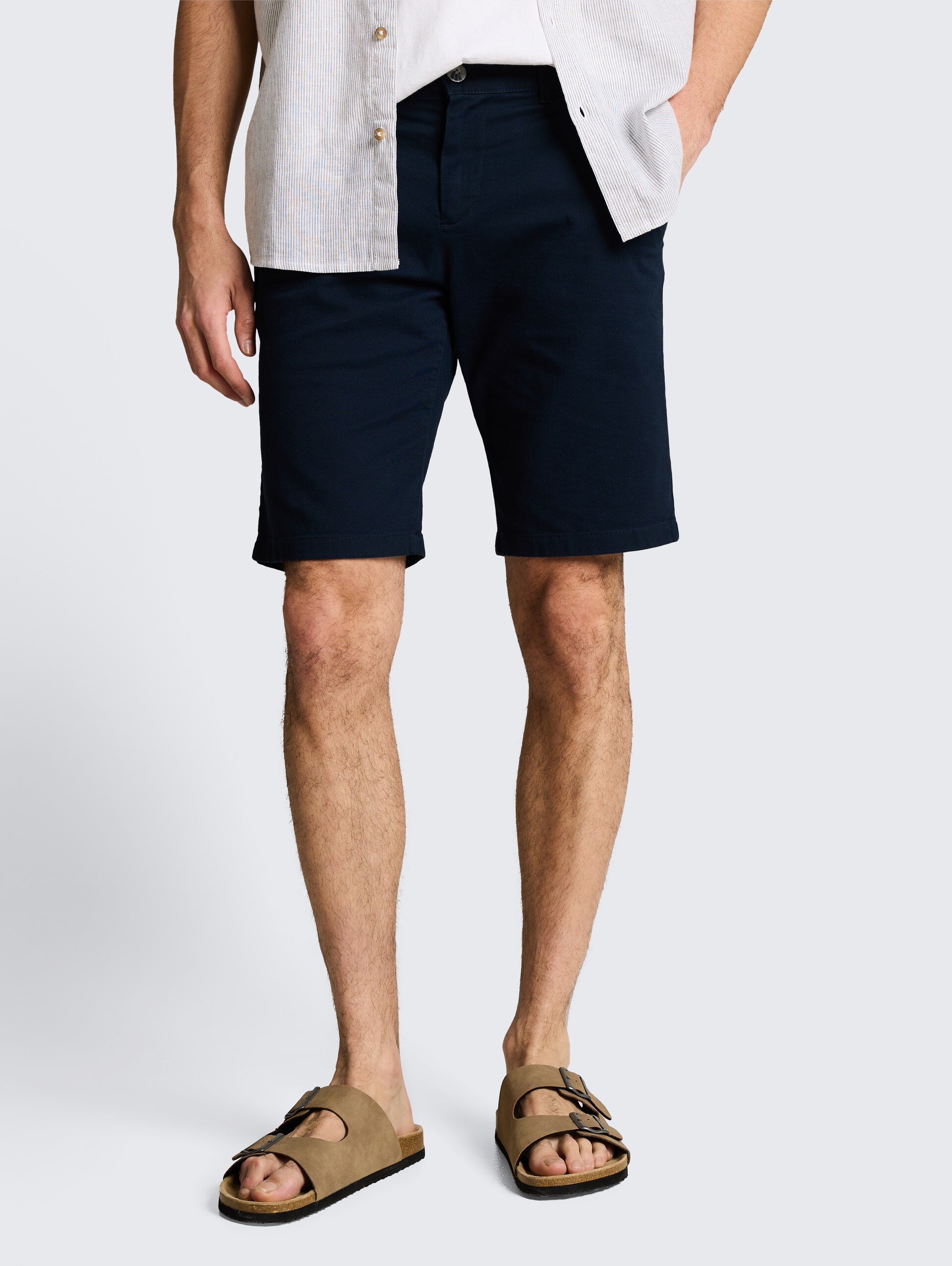 TTSLIM chino-short - sky captain blue - Nek model vooraanzicht