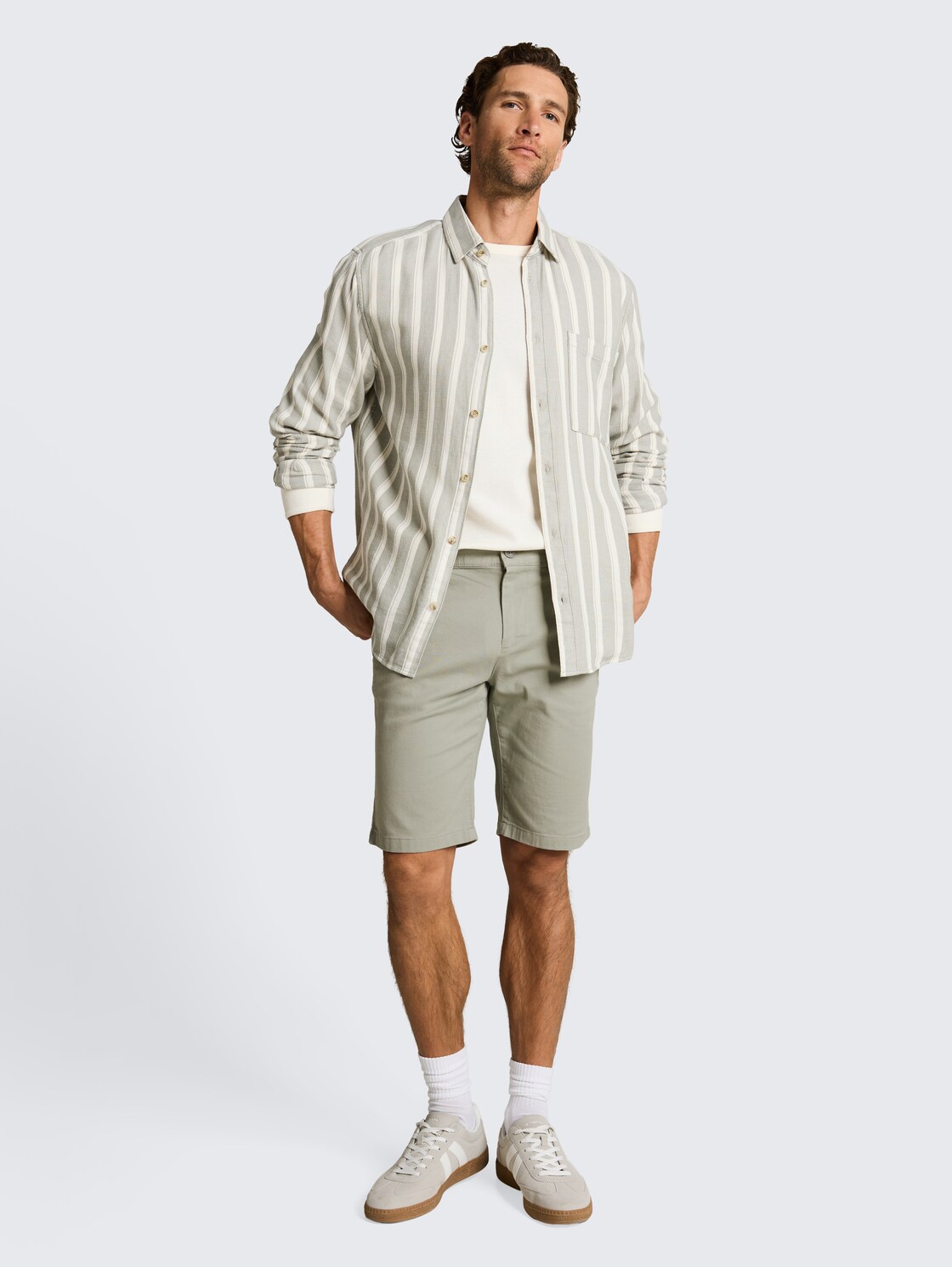 TTSLIM Chino Shorts - Greyish Shadow Olive - Model-Vorderansicht