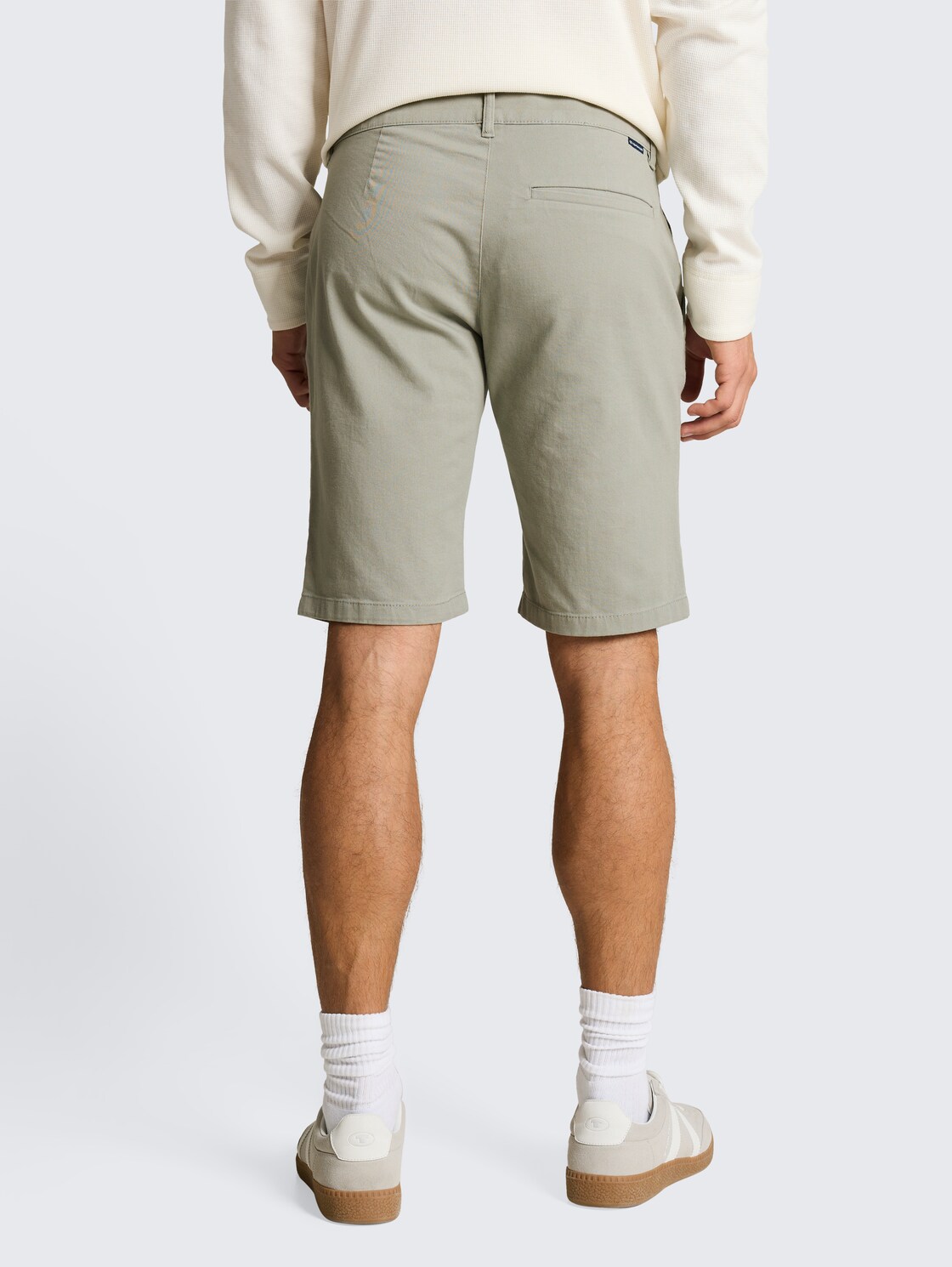 TTSLIM Chino Shorts - Greyish Shadow Olive - Auschnitt Model-Rückansicht