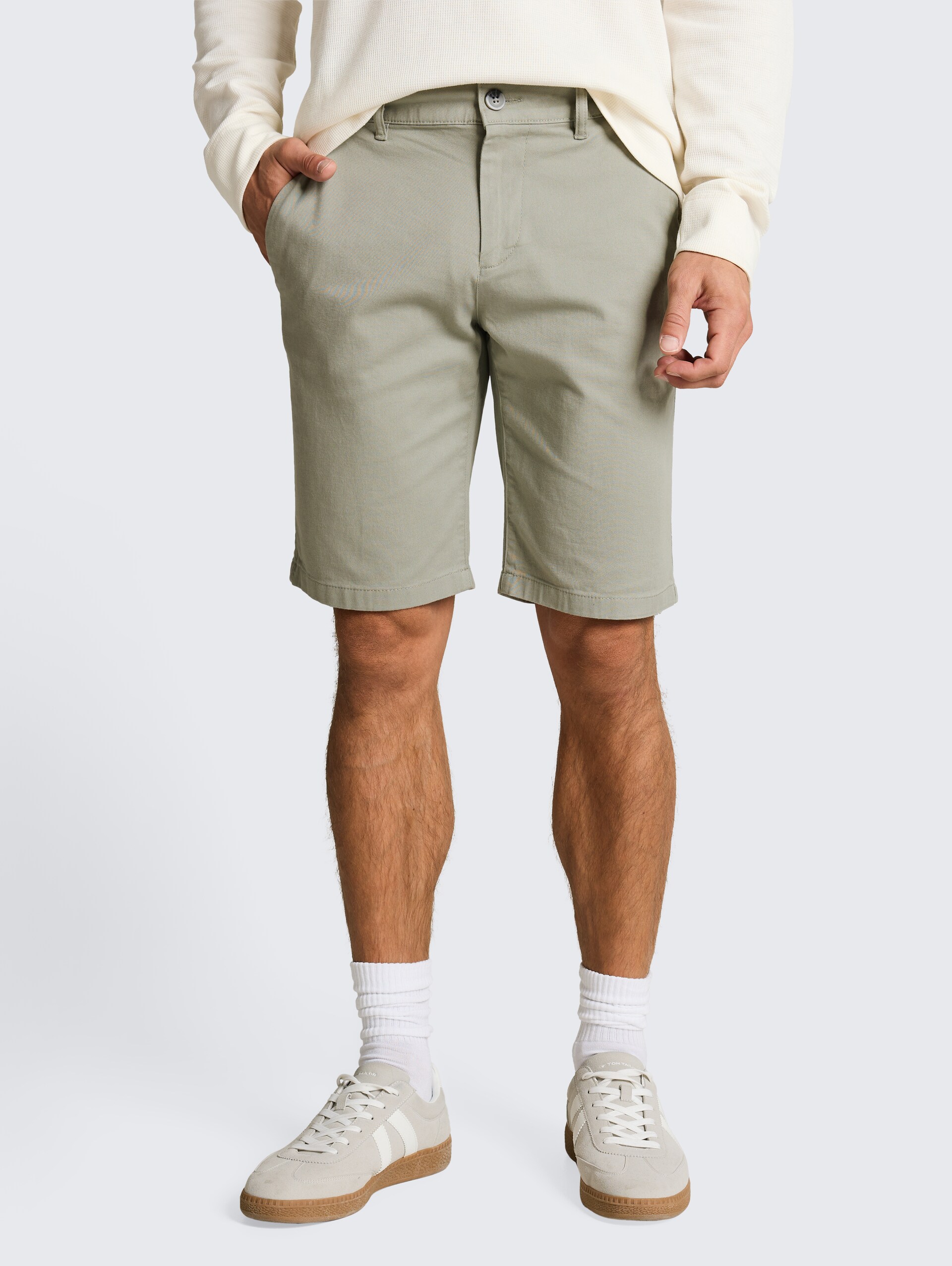 TTSLIM Chino Shorts - Greyish Shadow Olive - Ausschnitt Model-Vorderansicht