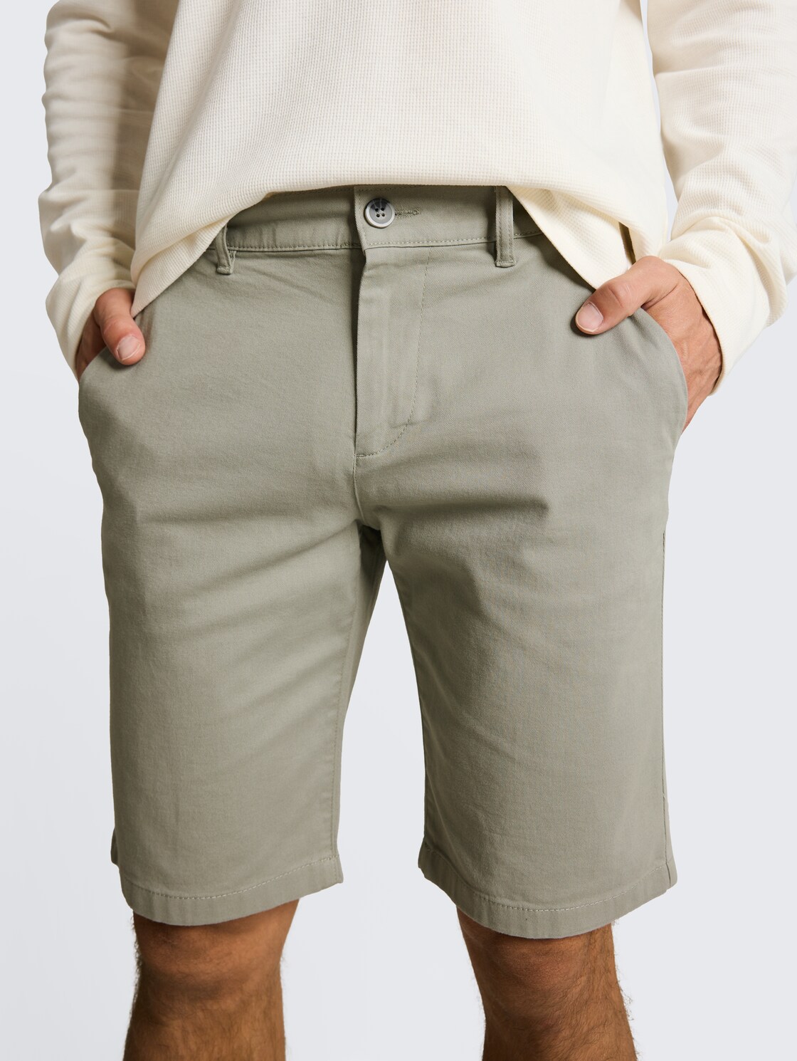 TTSLIM Chino Shorts - Greyish Shadow Olive - Detail-Model-Ansicht