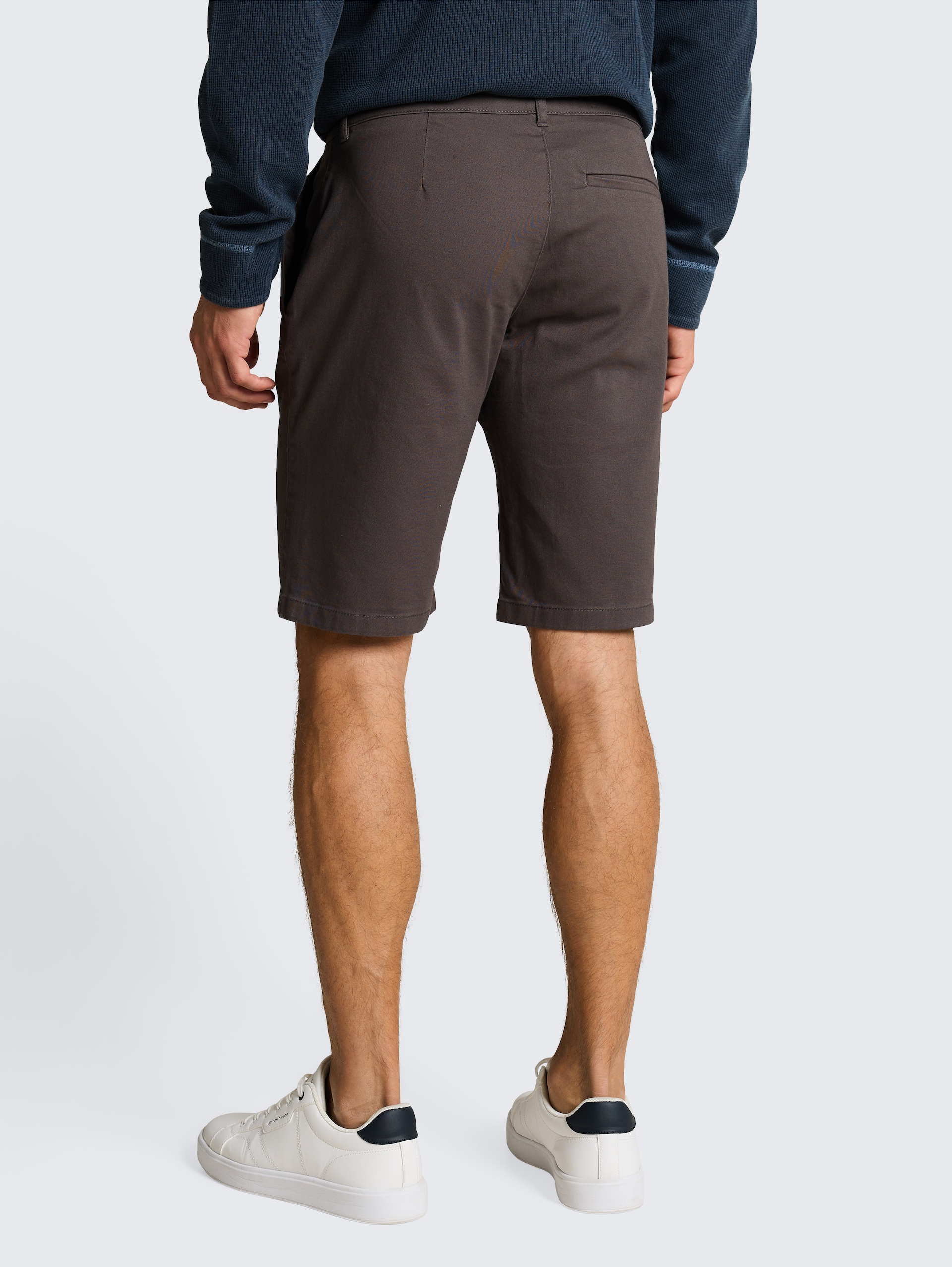 TTSLIM Chino Shorts - Tarmac Grey - Auschnitt Model-Rückansicht