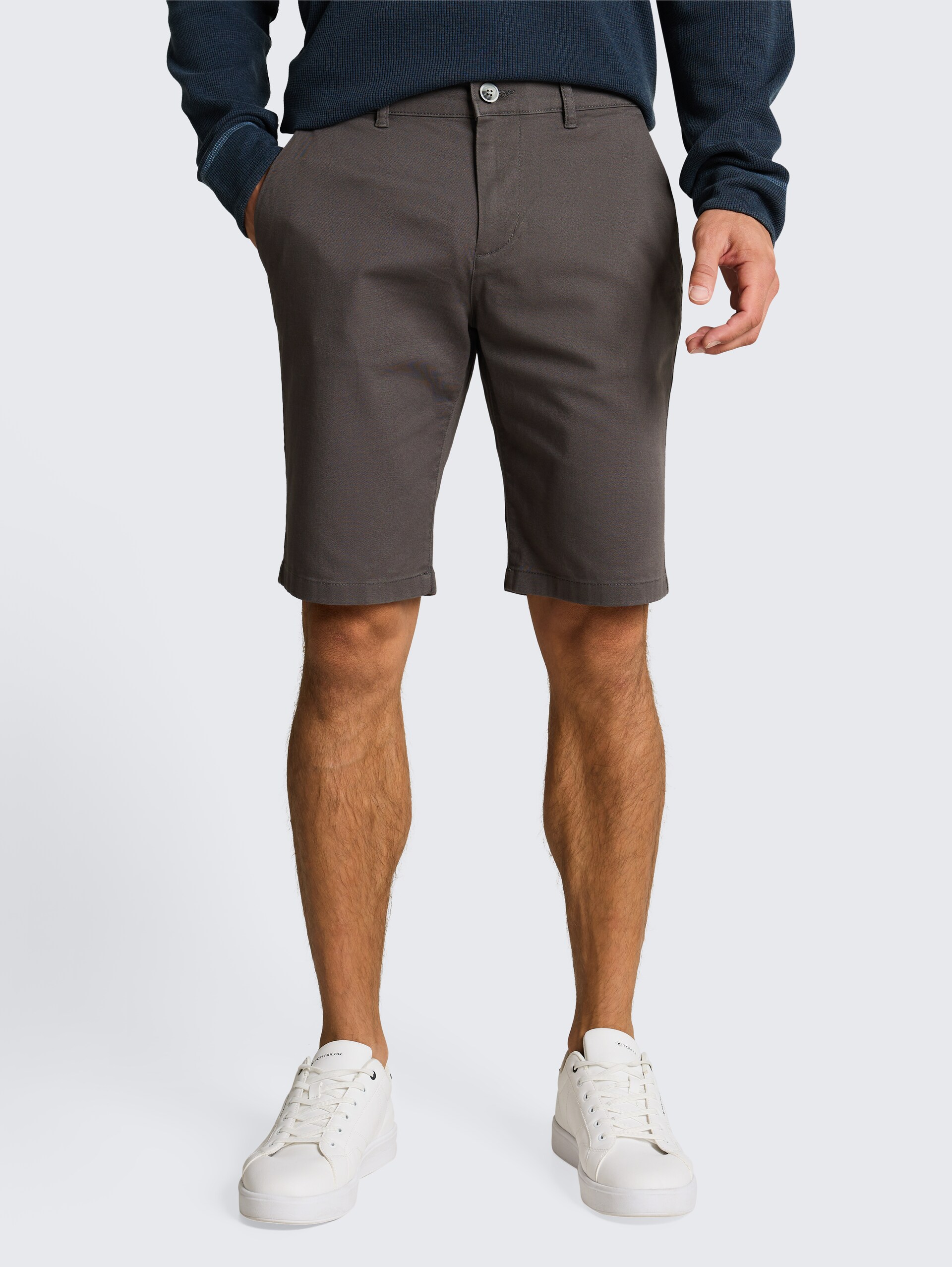 TTSLIM Chino Shorts - Tarmac Grey - Ausschnitt Model-Vorderansicht