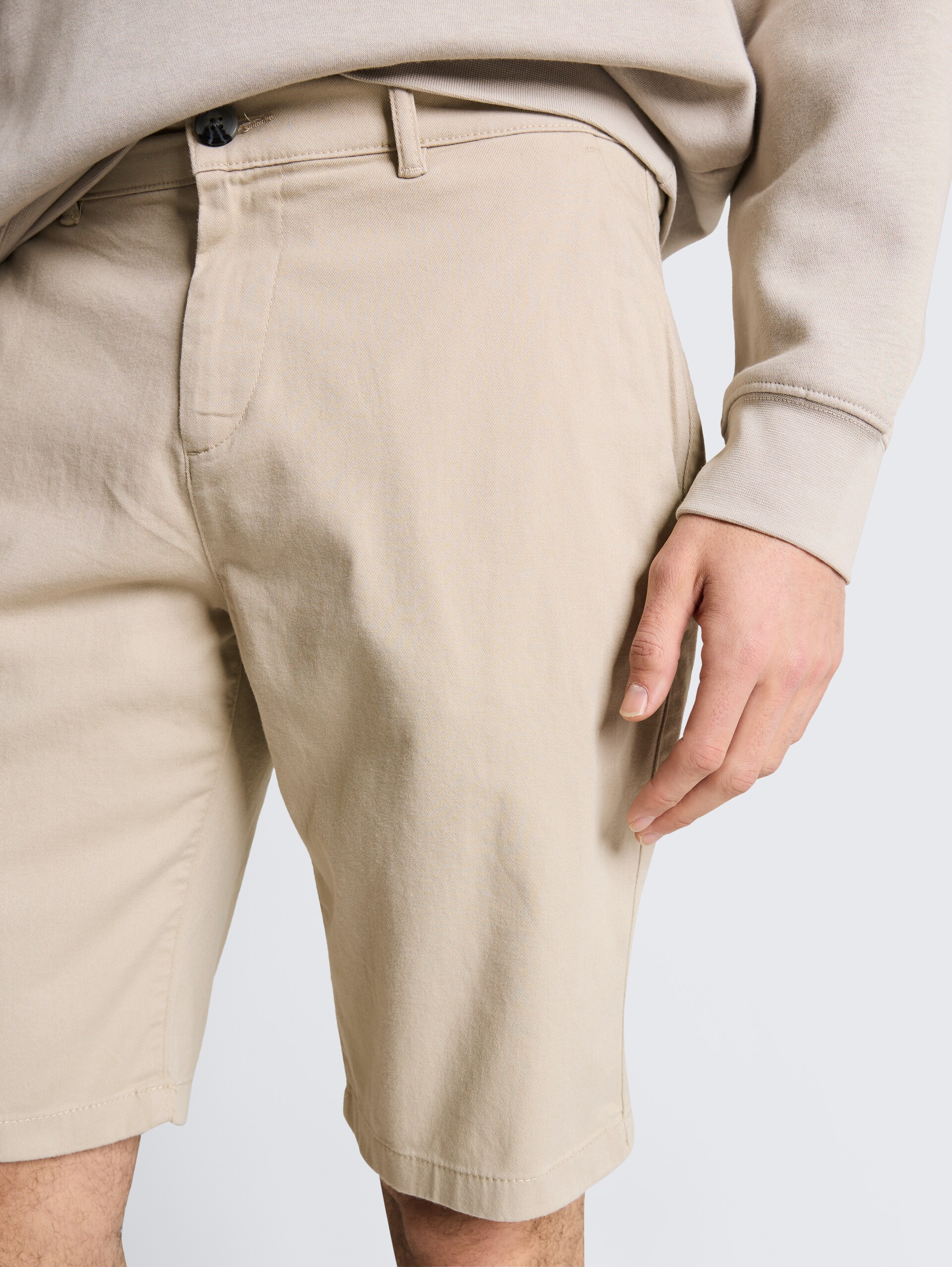 TTSLIM Chino Shorts - Cashew Beige - Detail-Model-Ansicht